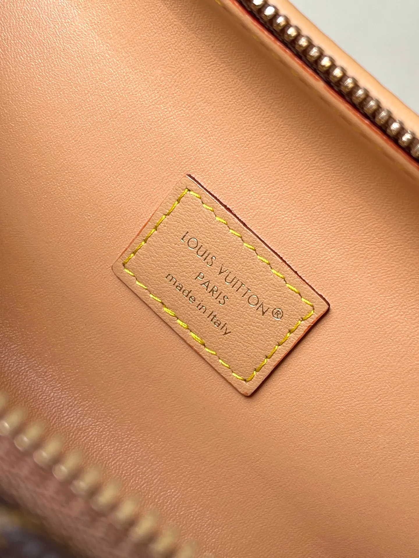 💰1420 (Steel Hardware) Top Original M12615 Bone mini handbag is made of Monogram coated canvas. The LVLovers logo designed by Pharrell Wiliams for the last season series is reflected on the inner nameplate, and the cute palm print is used to inject natural interest. The detachable and adjustable shoulder strap is embellished with Monogram pattern on one side and fine leather on the other side. Dimensions: 24 × 14 × 6 cm
