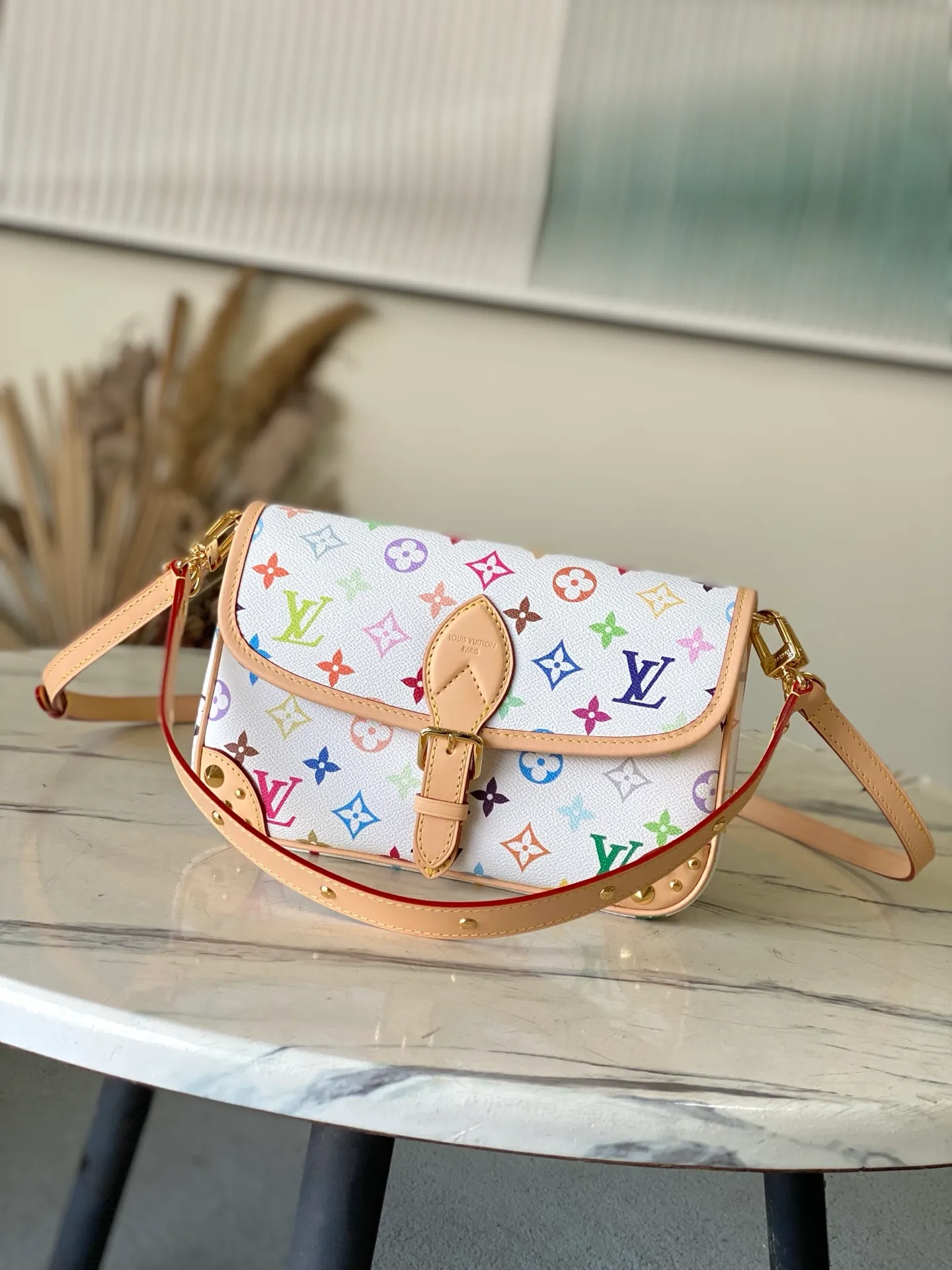 💰1040 Top Original Order M27866 The Louis Vuitton Monogram pattern celebrates its 130th anniversary in 2026. For this reason, the Diane small handbag renews the classic canvas with colorful colors, with smooth cowhide leather trim and a detachable shoulder strap. Studs complement other metal pieces, and an inner label celebrates the identity of the collection. Dimensions: 24 × 15 × 9 cm