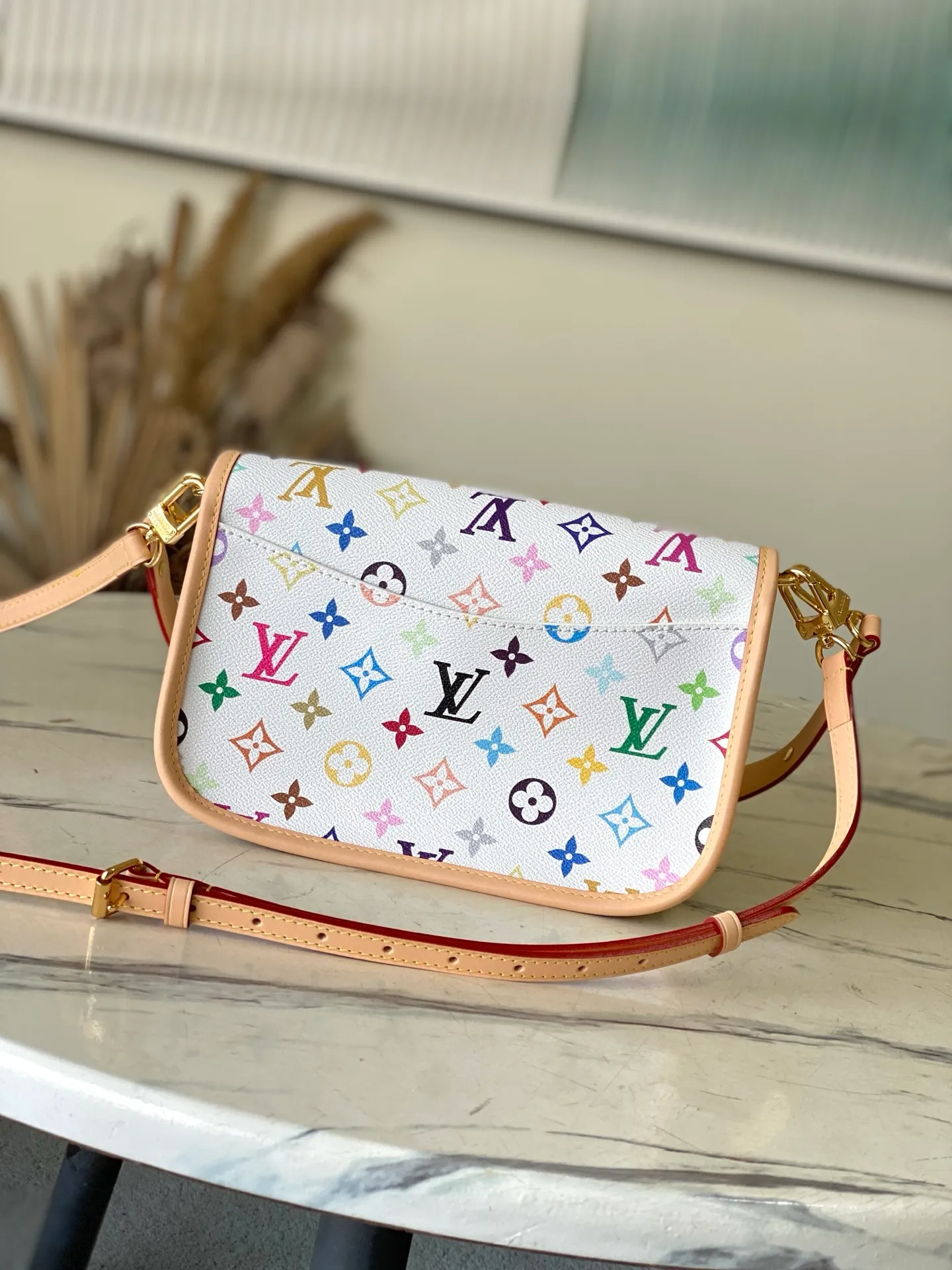 💰1040 Top Original Order M27866 The Louis Vuitton Monogram pattern celebrates its 130th anniversary in 2026. For this reason, the Diane small handbag renews the classic canvas with colorful colors, with smooth cowhide leather trim and a detachable shoulder strap. Studs complement other metal pieces, and an inner label celebrates the identity of the collection. Dimensions: 24 × 15 × 9 cm