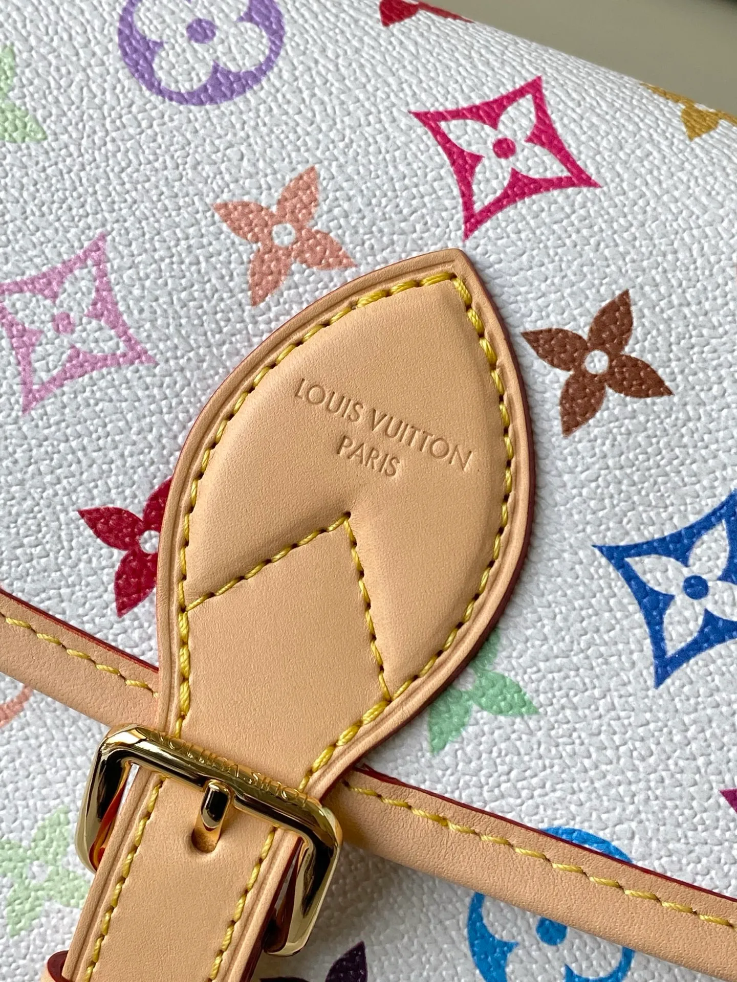 💰1040 Top Original Order M27866 The Louis Vuitton Monogram pattern celebrates its 130th anniversary in 2026. For this reason, the Diane small handbag renews the classic canvas with colorful colors, with smooth cowhide leather trim and a detachable shoulder strap. Studs complement other metal pieces, and an inner label celebrates the identity of the collection. Dimensions: 24 × 15 × 9 cm