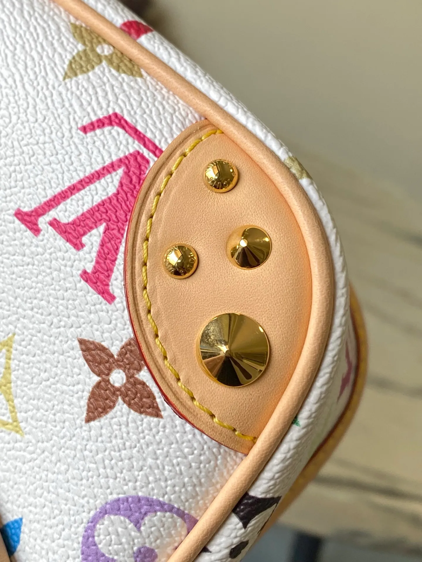 💰1040 Top Original Order M27866 The Louis Vuitton Monogram pattern celebrates its 130th anniversary in 2026. For this reason, the Diane small handbag renews the classic canvas with colorful colors, with smooth cowhide leather trim and a detachable shoulder strap. Studs complement other metal pieces, and an inner label celebrates the identity of the collection. Dimensions: 24 × 15 × 9 cm