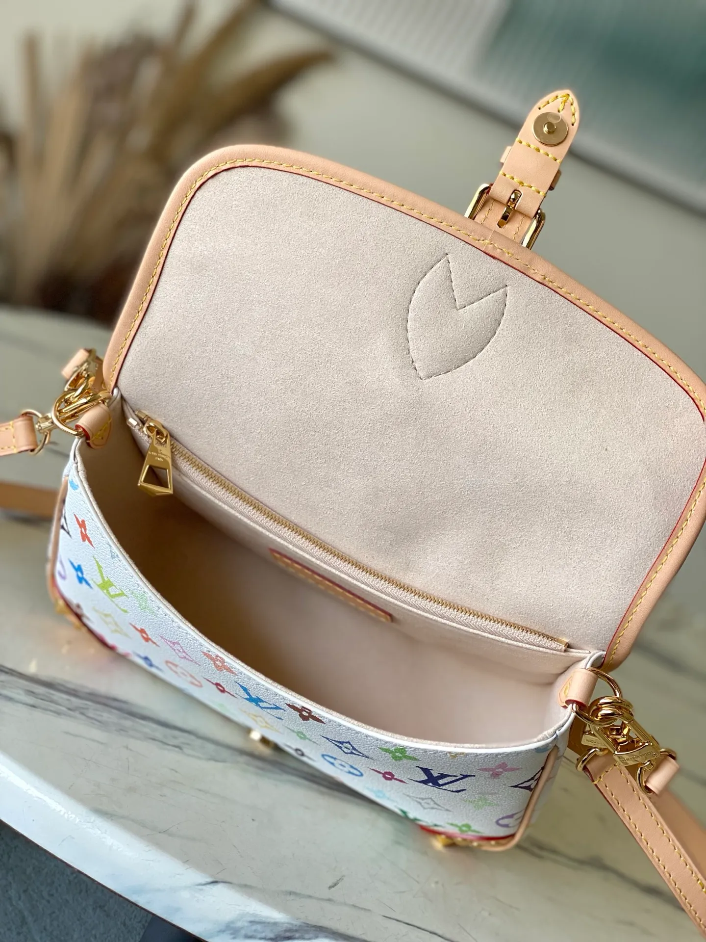 💰1040 Top Original Order M27866 The Louis Vuitton Monogram pattern celebrates its 130th anniversary in 2026. For this reason, the Diane small handbag renews the classic canvas with colorful colors, with smooth cowhide leather trim and a detachable shoulder strap. Studs complement other metal pieces, and an inner label celebrates the identity of the collection. Dimensions: 24 × 15 × 9 cm