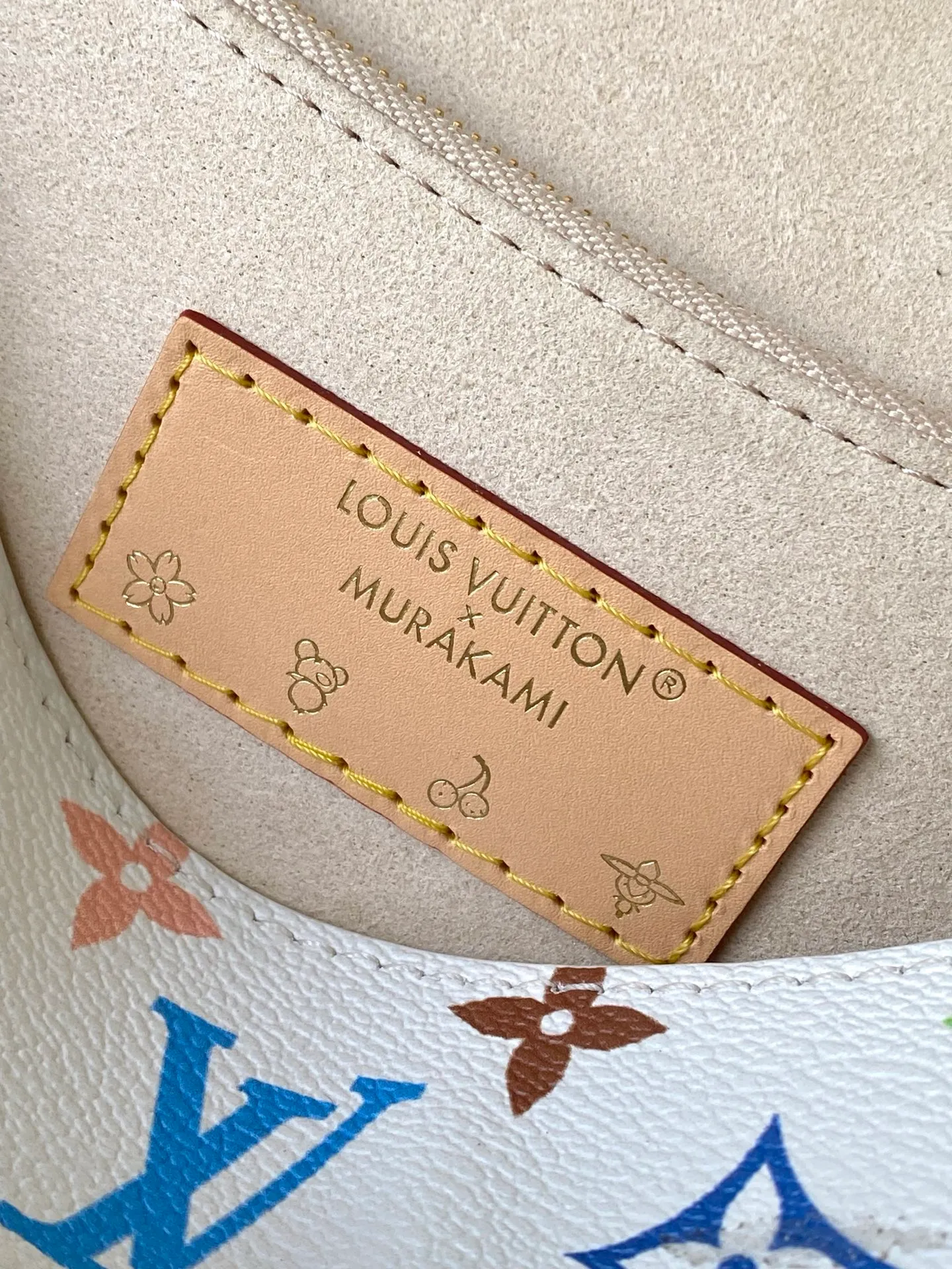 💰1040 Top Original Order M27866 The Louis Vuitton Monogram pattern celebrates its 130th anniversary in 2026. For this reason, the Diane small handbag renews the classic canvas with colorful colors, with smooth cowhide leather trim and a detachable shoulder strap. Studs complement other metal pieces, and an inner label celebrates the identity of the collection. Dimensions: 24 × 15 × 9 cm