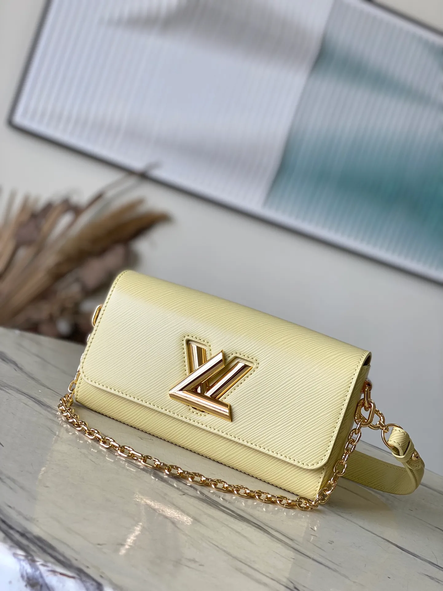 💰1160 (top-grain leather) top original order M24548 Yellow This Twist West handbag has a slender configuration, giving the classic design a new-season coolness. Epi leather is dip-dyed in modern colors, and LV Twist twist locks highlight the brand's identity. Comes with detachable shoulder strap and chain. Carry your daily essentials in a variety of ways. Dimensions: 23.5 × 12 × 7 cm