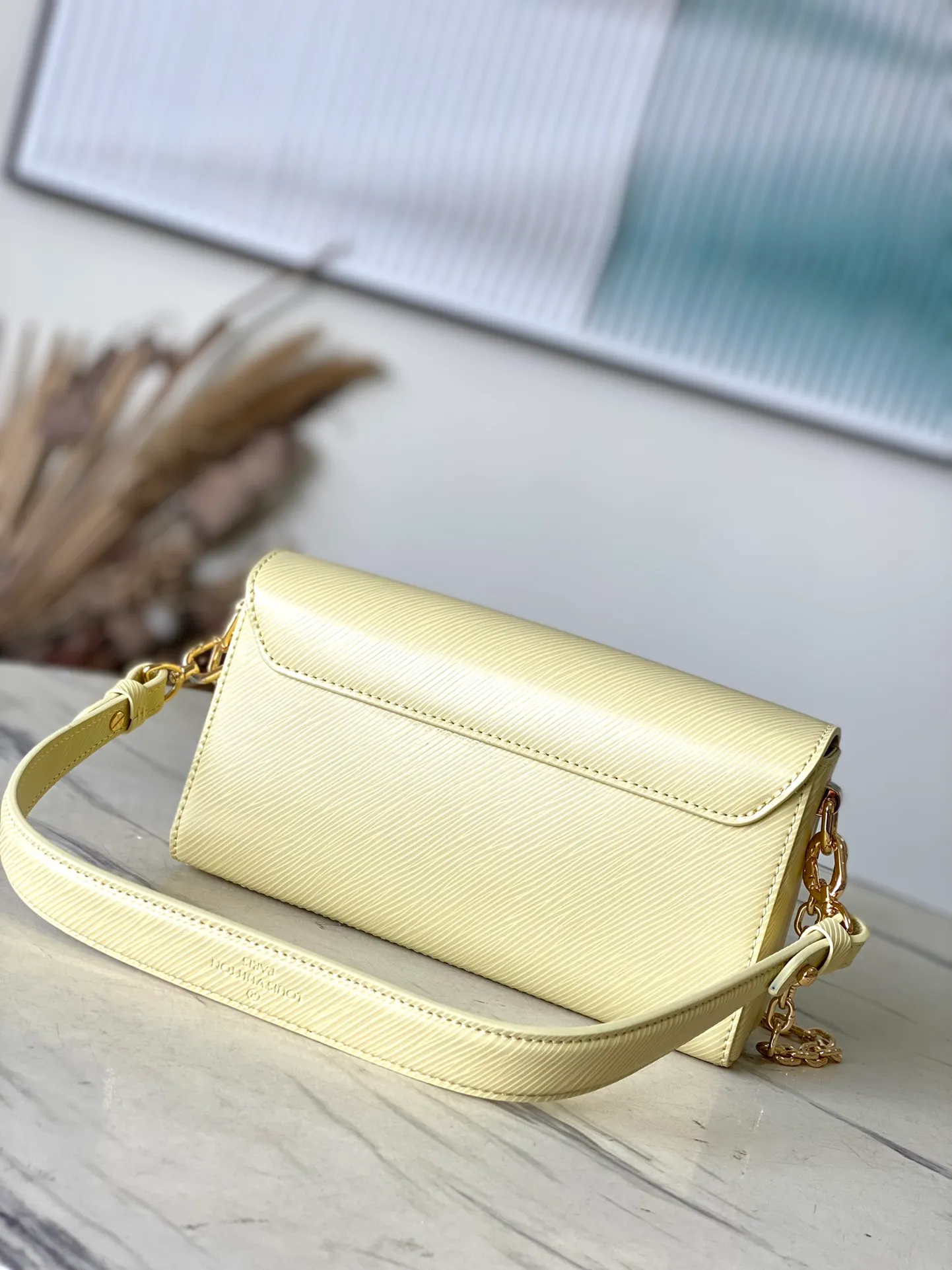 💰1160 (top-grain leather) top original order M24548 Yellow This Twist West handbag has a slender configuration, giving the classic design a new-season coolness. Epi leather is dip-dyed in modern colors, and LV Twist twist locks highlight the brand's identity. Comes with detachable shoulder strap and chain. Carry your daily essentials in a variety of ways. Dimensions: 23.5 × 12 × 7 cm