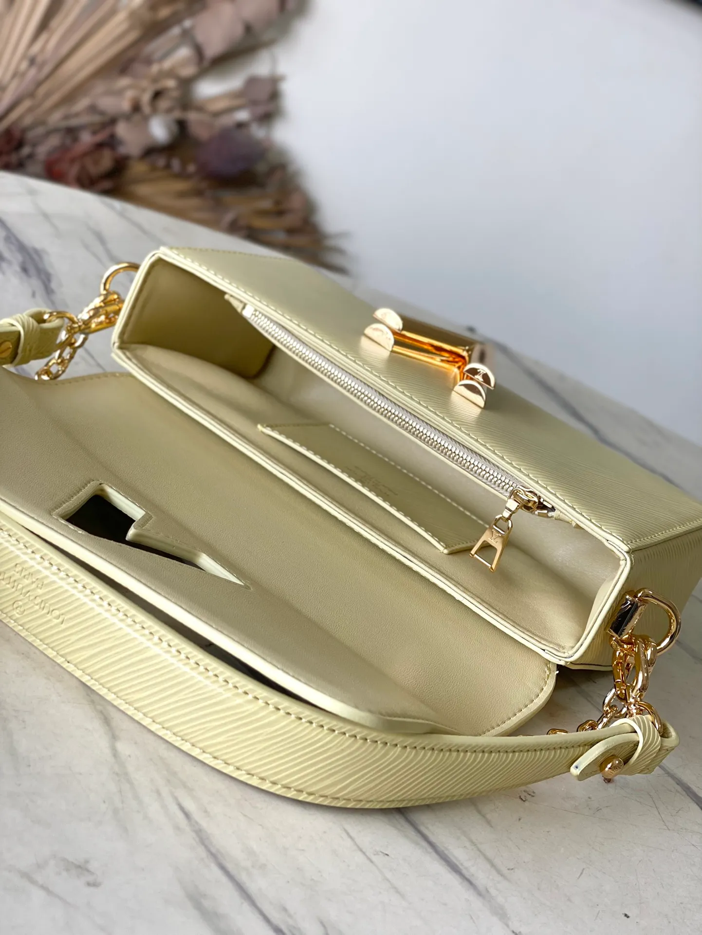 💰1160 (top-grain leather) top original order M24548 Yellow This Twist West handbag has a slender configuration, giving the classic design a new-season coolness. Epi leather is dip-dyed in modern colors, and LV Twist twist locks highlight the brand's identity. Comes with detachable shoulder strap and chain. Carry your daily essentials in a variety of ways. Dimensions: 23.5 × 12 × 7 cm