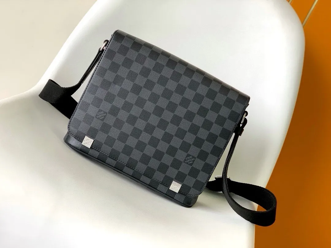 💰740 Top quality original DISTRICT Small N41028 🌱Black check, size 25cm The gorgeous Damier Ebène canvas completes the look.
