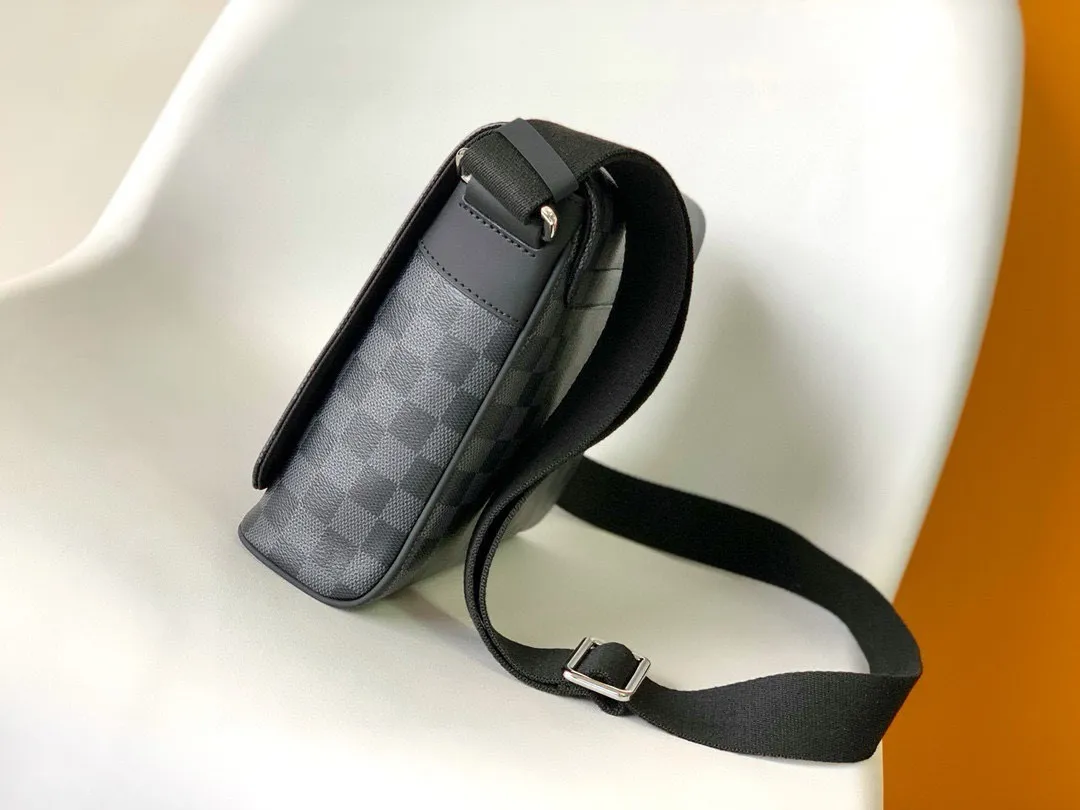 💰740 Top quality original DISTRICT Small N41028 🌱Black check, size 25cm The gorgeous Damier Ebène canvas completes the look.