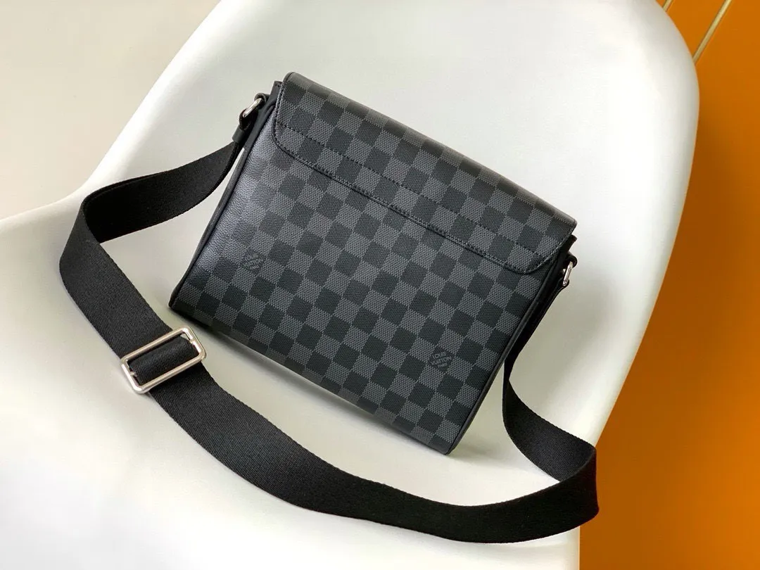💰740 Top quality original DISTRICT Small N41028 🌱Black check, size 25cm The gorgeous Damier Ebène canvas completes the look.