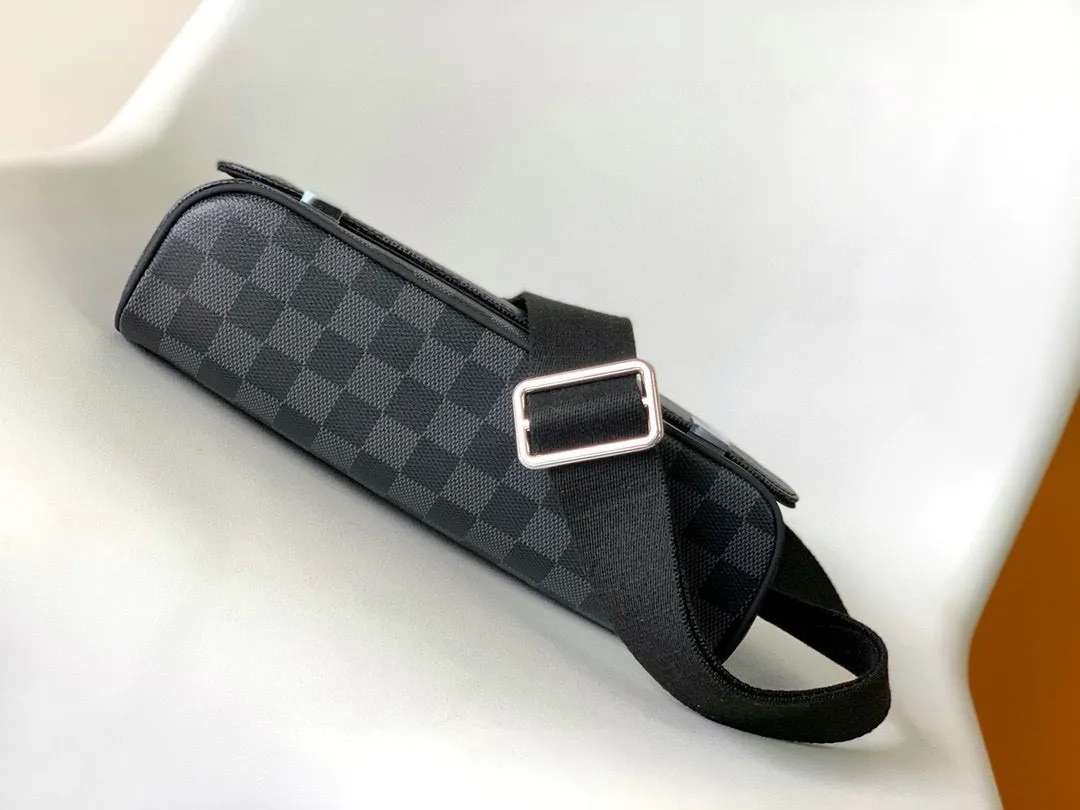 💰740 Top quality original DISTRICT Small N41028 🌱Black check, size 25cm The gorgeous Damier Ebène canvas completes the look.