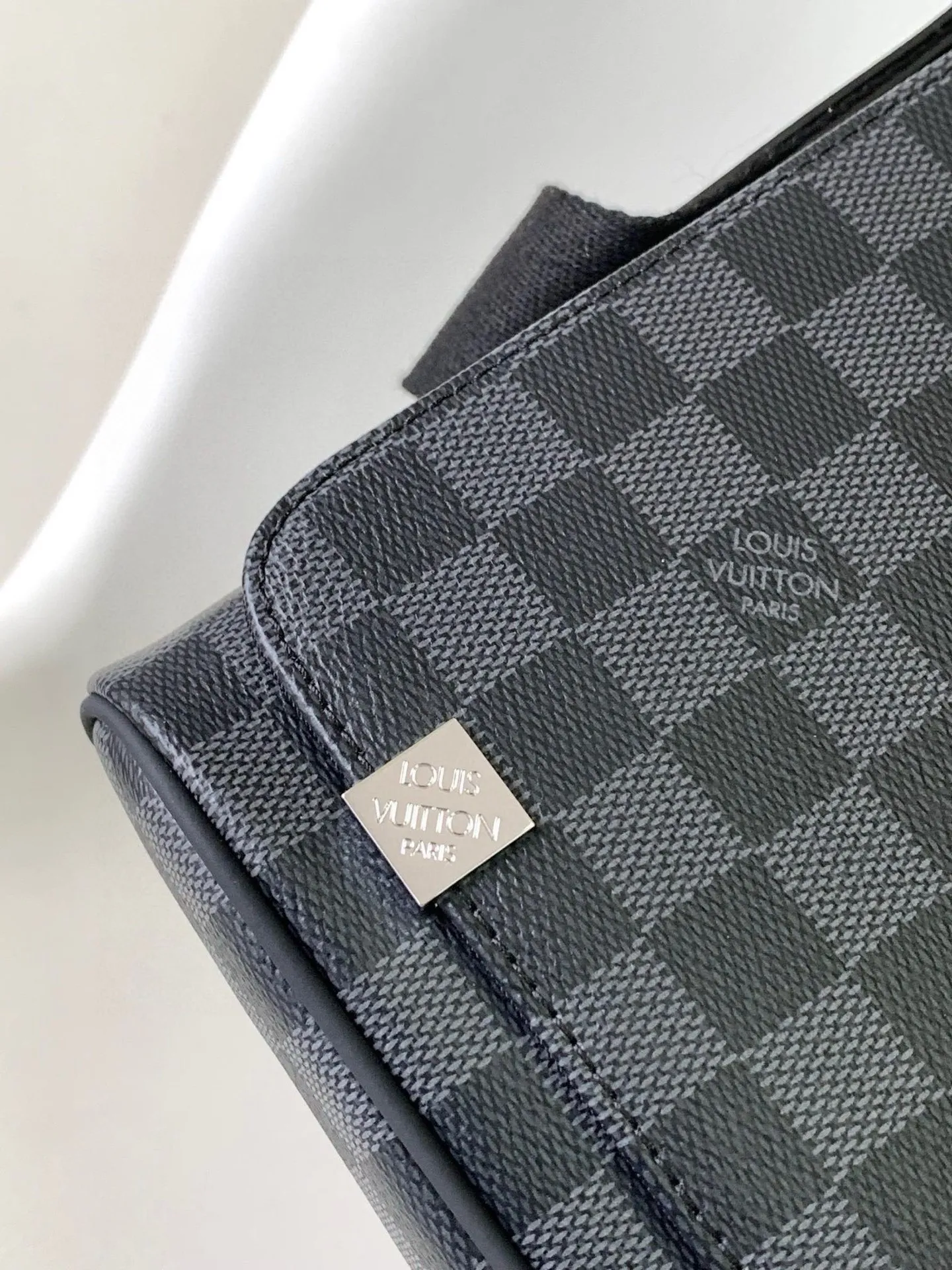💰740 Top quality original DISTRICT Small N41028 🌱Black check, size 25cm The gorgeous Damier Ebène canvas completes the look.