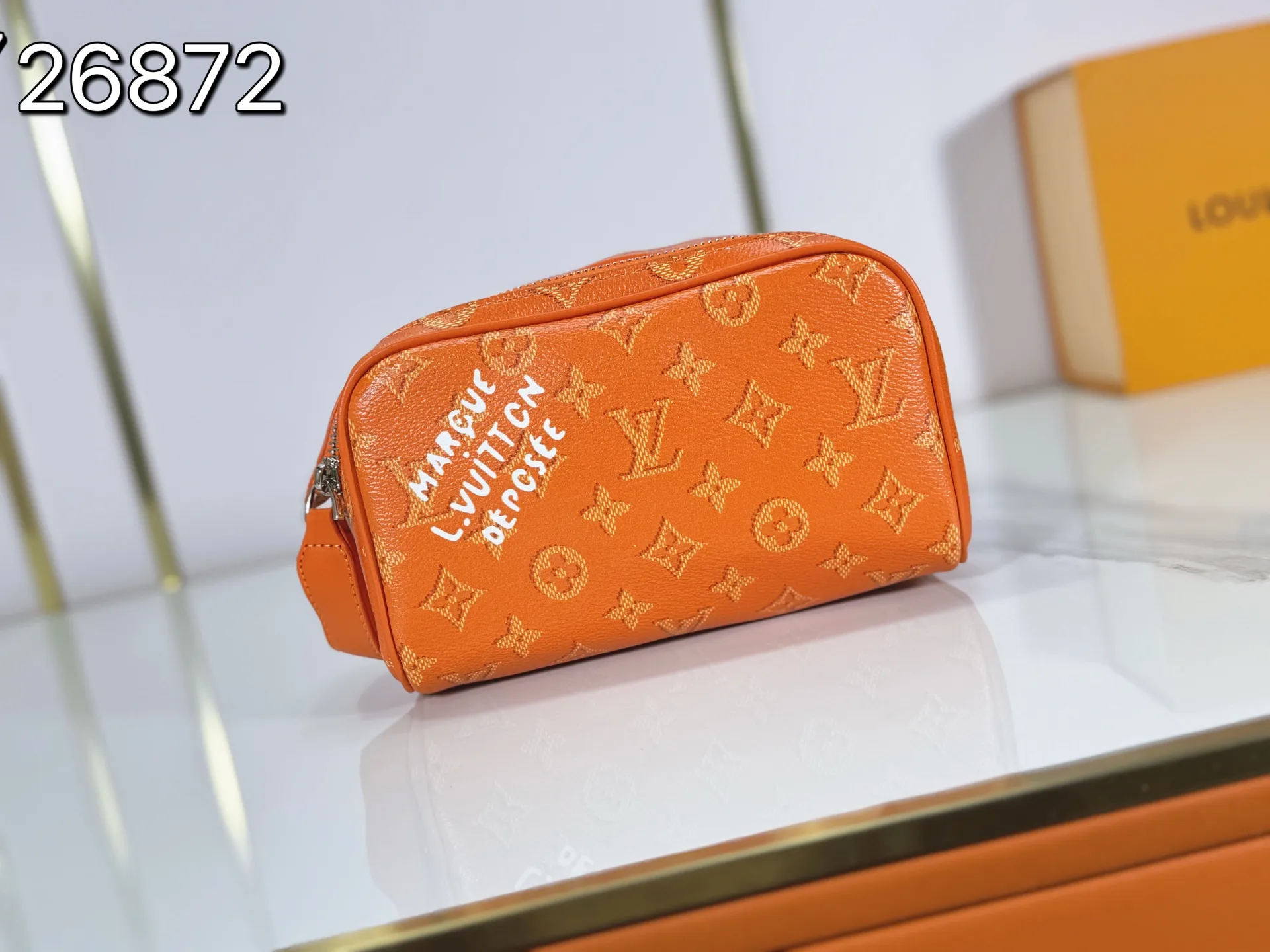 P180 Upgraded original M26872 M27158 M26871 M26870 This Dopp Kit mini toiletry bag is made of brightly colored Monogram Heritage coated canvas with cow leather details. The double-zipper wide-mouth closure makes it easy to access toiletries, and the washable fabric lining adds functionality. Dimensions: 20 x 13 x 12 (cm) ((length x height x width)