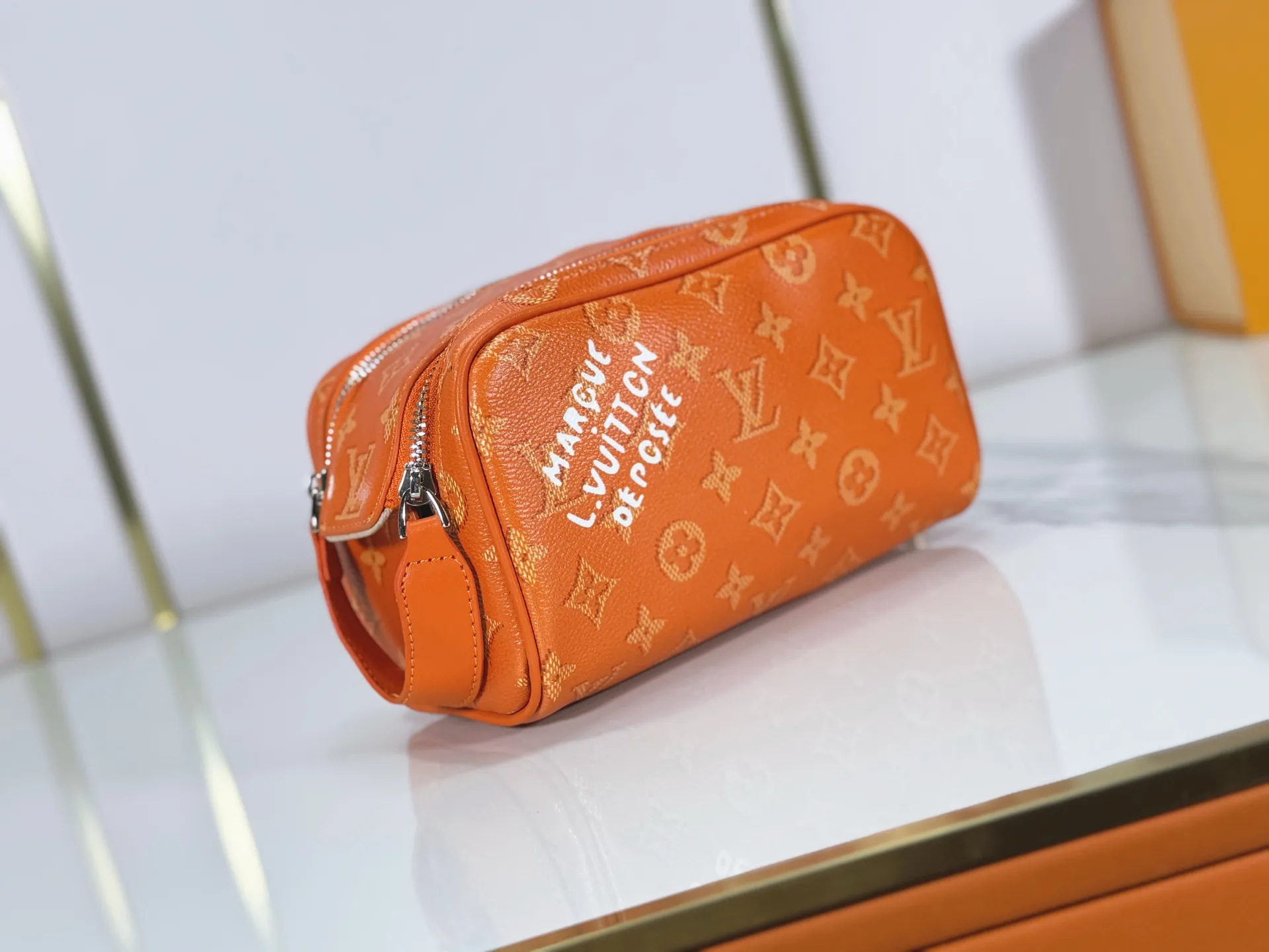 P180 Upgraded original M26872 M27158 M26871 M26870 This Dopp Kit mini toiletry bag is made of brightly colored Monogram Heritage coated canvas with cow leather details. The double-zipper wide-mouth closure makes it easy to access toiletries, and the washable fabric lining adds functionality. Dimensions: 20 x 13 x 12 (cm) ((length x height x width)