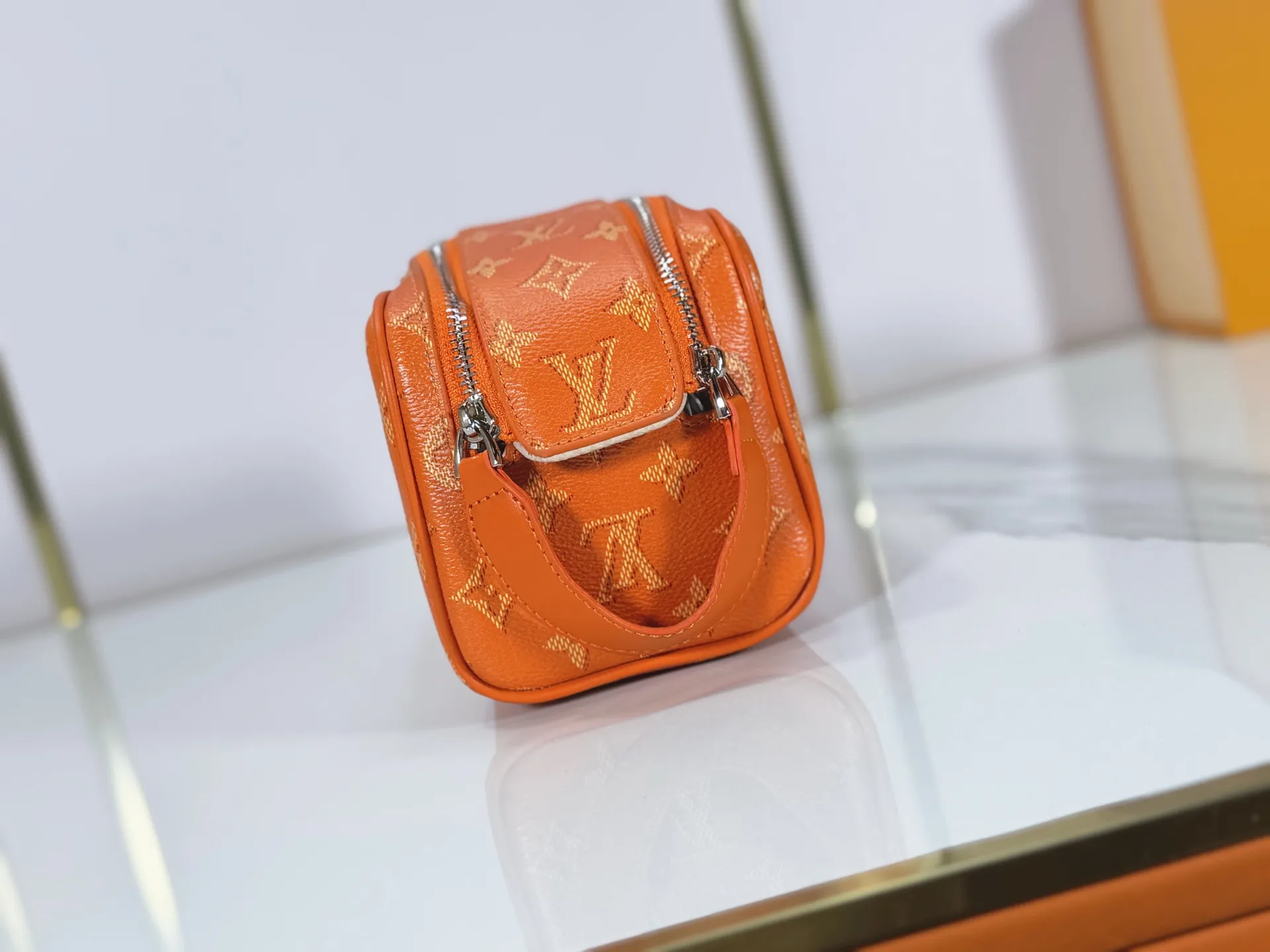 P180 Upgraded original M26872 M27158 M26871 M26870 This Dopp Kit mini toiletry bag is made of brightly colored Monogram Heritage coated canvas with cow leather details. The double-zipper wide-mouth closure makes it easy to access toiletries, and the washable fabric lining adds functionality. Dimensions: 20 x 13 x 12 (cm) ((length x height x width)