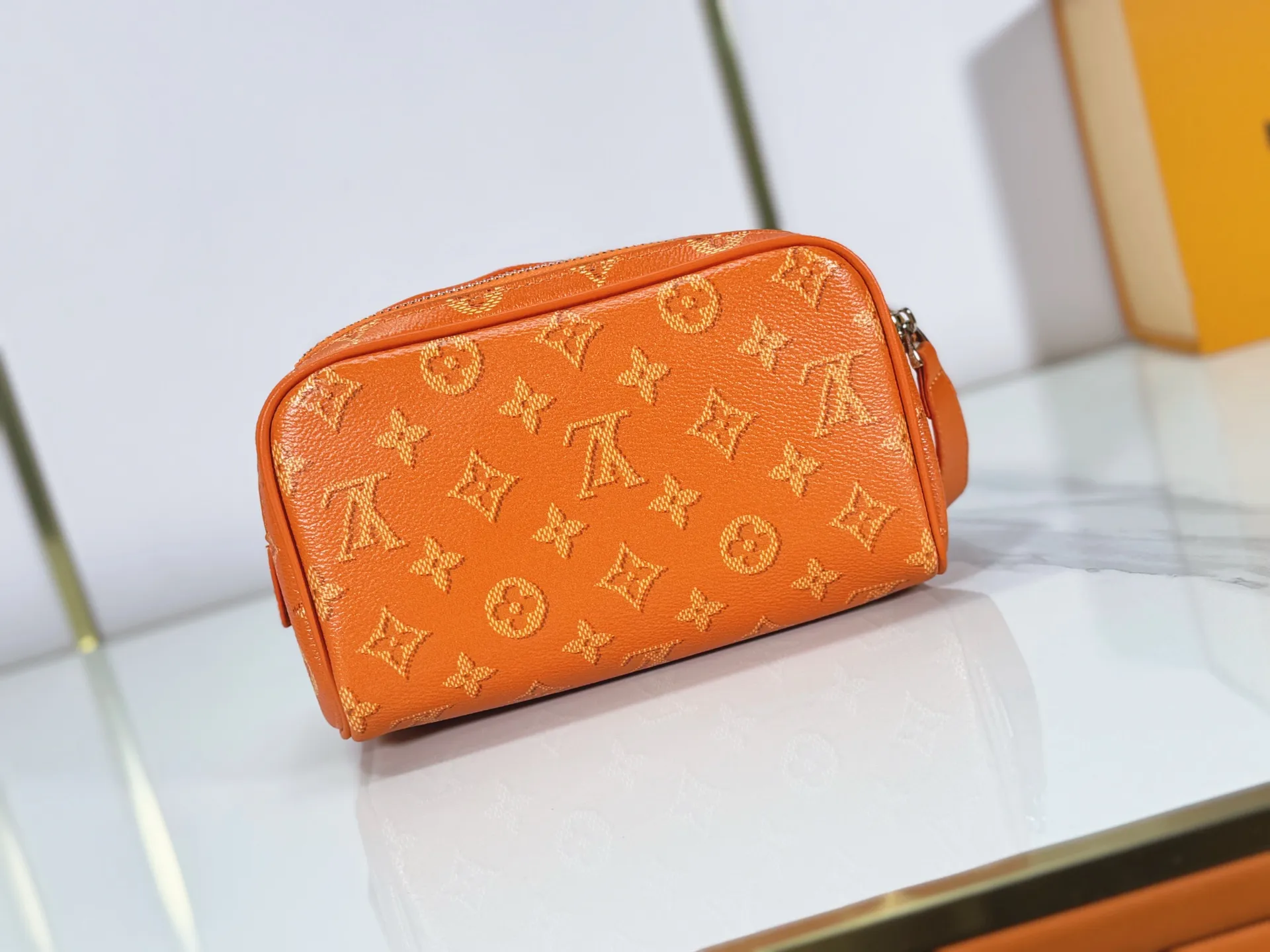 P180 Upgraded original M26872 M27158 M26871 M26870 This Dopp Kit mini toiletry bag is made of brightly colored Monogram Heritage coated canvas with cow leather details. The double-zipper wide-mouth closure makes it easy to access toiletries, and the washable fabric lining adds functionality. Dimensions: 20 x 13 x 12 (cm) ((length x height x width)