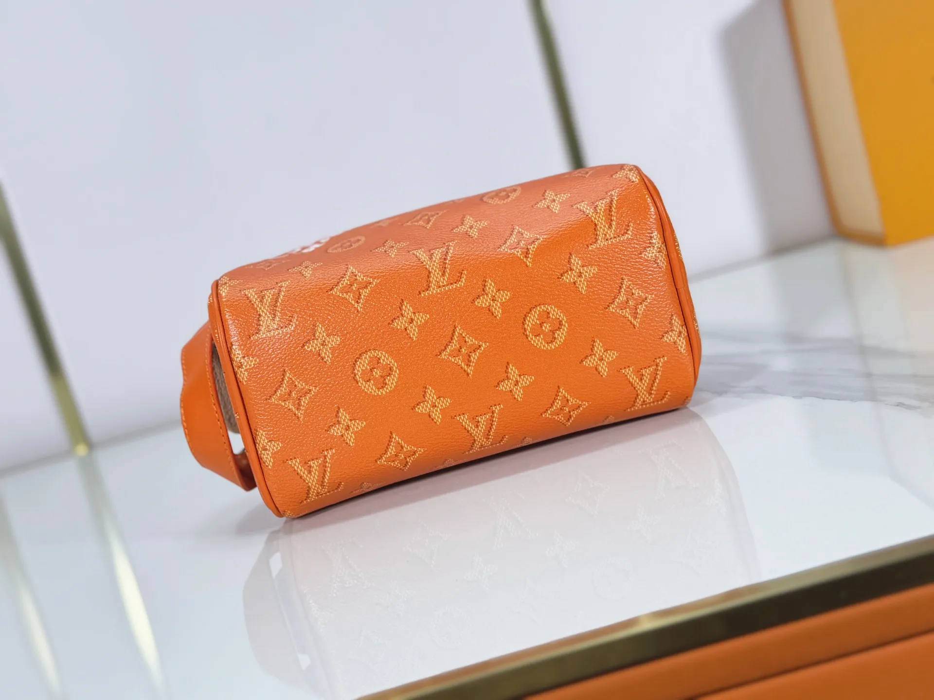 P180 Upgraded original M26872 M27158 M26871 M26870 This Dopp Kit mini toiletry bag is made of brightly colored Monogram Heritage coated canvas with cow leather details. The double-zipper wide-mouth closure makes it easy to access toiletries, and the washable fabric lining adds functionality. Dimensions: 20 x 13 x 12 (cm) ((length x height x width)