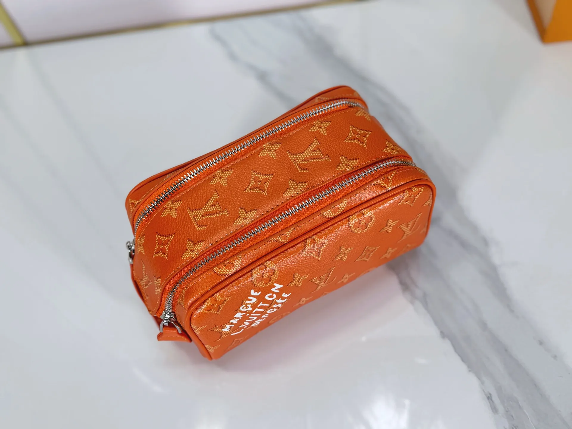 P180 Upgraded original M26872 M27158 M26871 M26870 This Dopp Kit mini toiletry bag is made of brightly colored Monogram Heritage coated canvas with cow leather details. The double-zipper wide-mouth closure makes it easy to access toiletries, and the washable fabric lining adds functionality. Dimensions: 20 x 13 x 12 (cm) ((length x height x width)