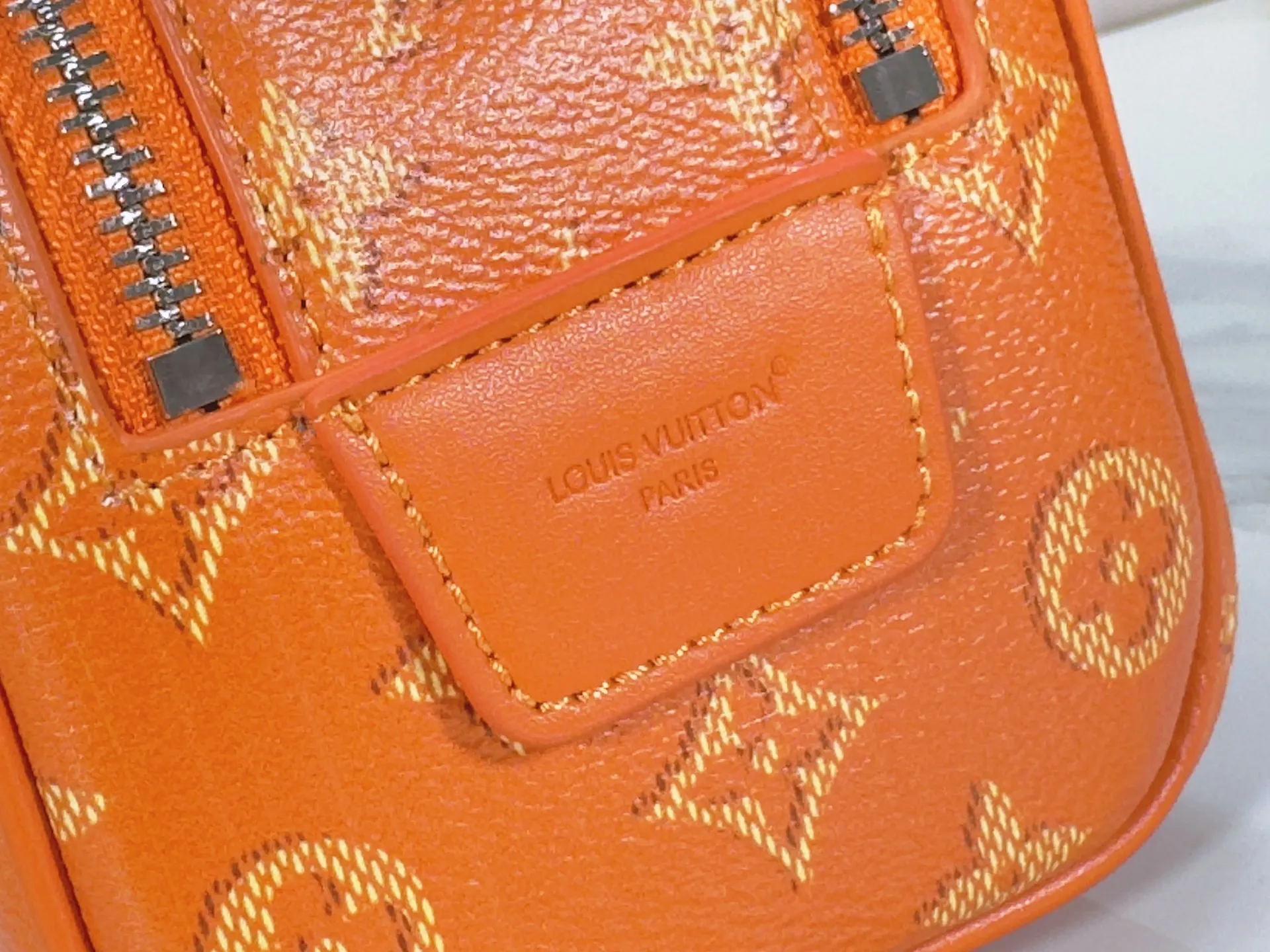 P180 Upgraded original M26872 M27158 M26871 M26870 This Dopp Kit mini toiletry bag is made of brightly colored Monogram Heritage coated canvas with cow leather details. The double-zipper wide-mouth closure makes it easy to access toiletries, and the washable fabric lining adds functionality. Dimensions: 20 x 13 x 12 (cm) ((length x height x width)
