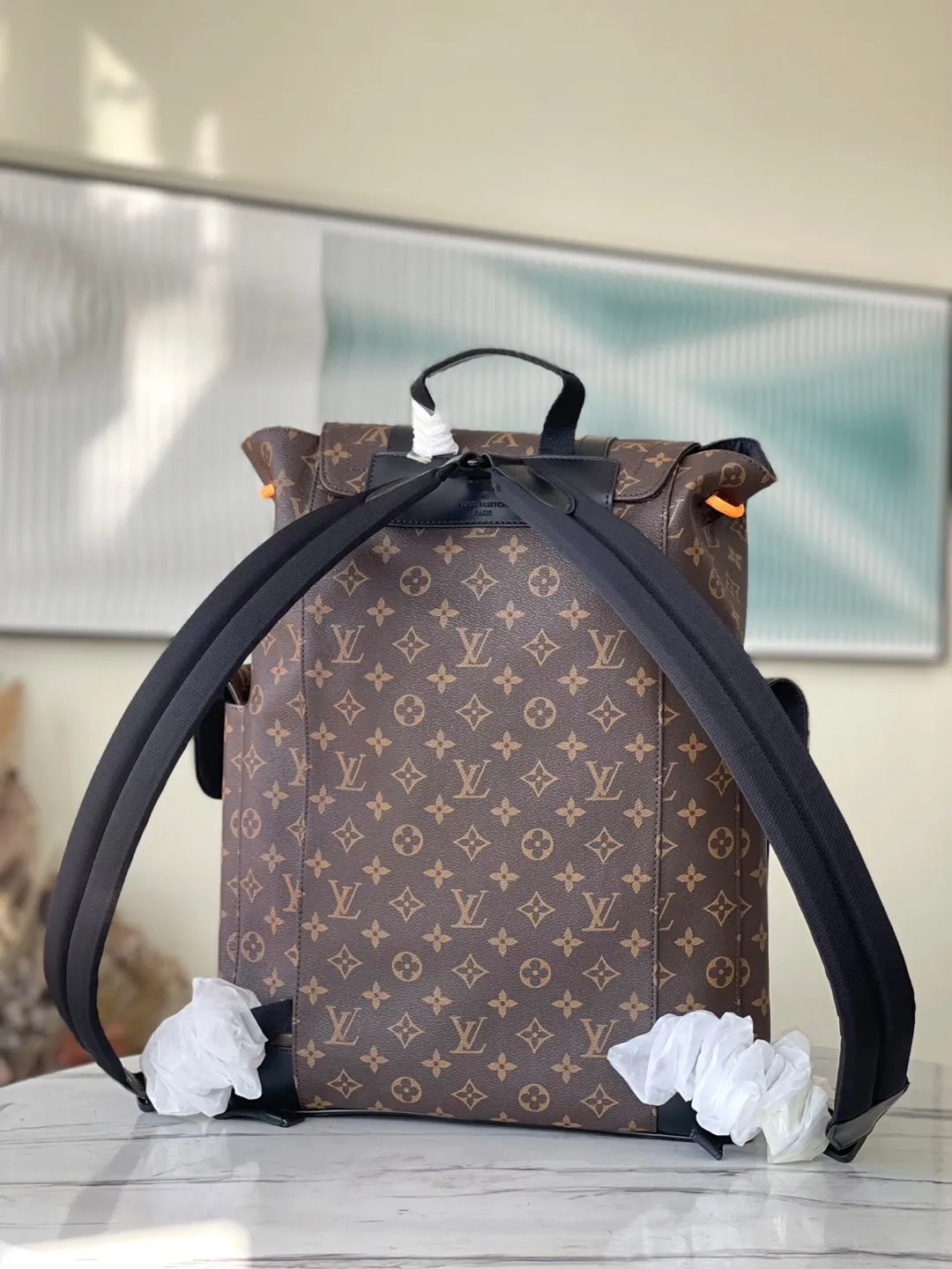 💰1000 Top Original M45617 2021 Spring/Summer Christopher Backpack is made of Monogram canvas, with embroidered patches depicting the image of Virgil Abloh's little friend in the "Zoooom with Friends" animated film. Inner and outer pockets make it easy to store tablets and more. Dimensions: 41 x 47 x 13 cm