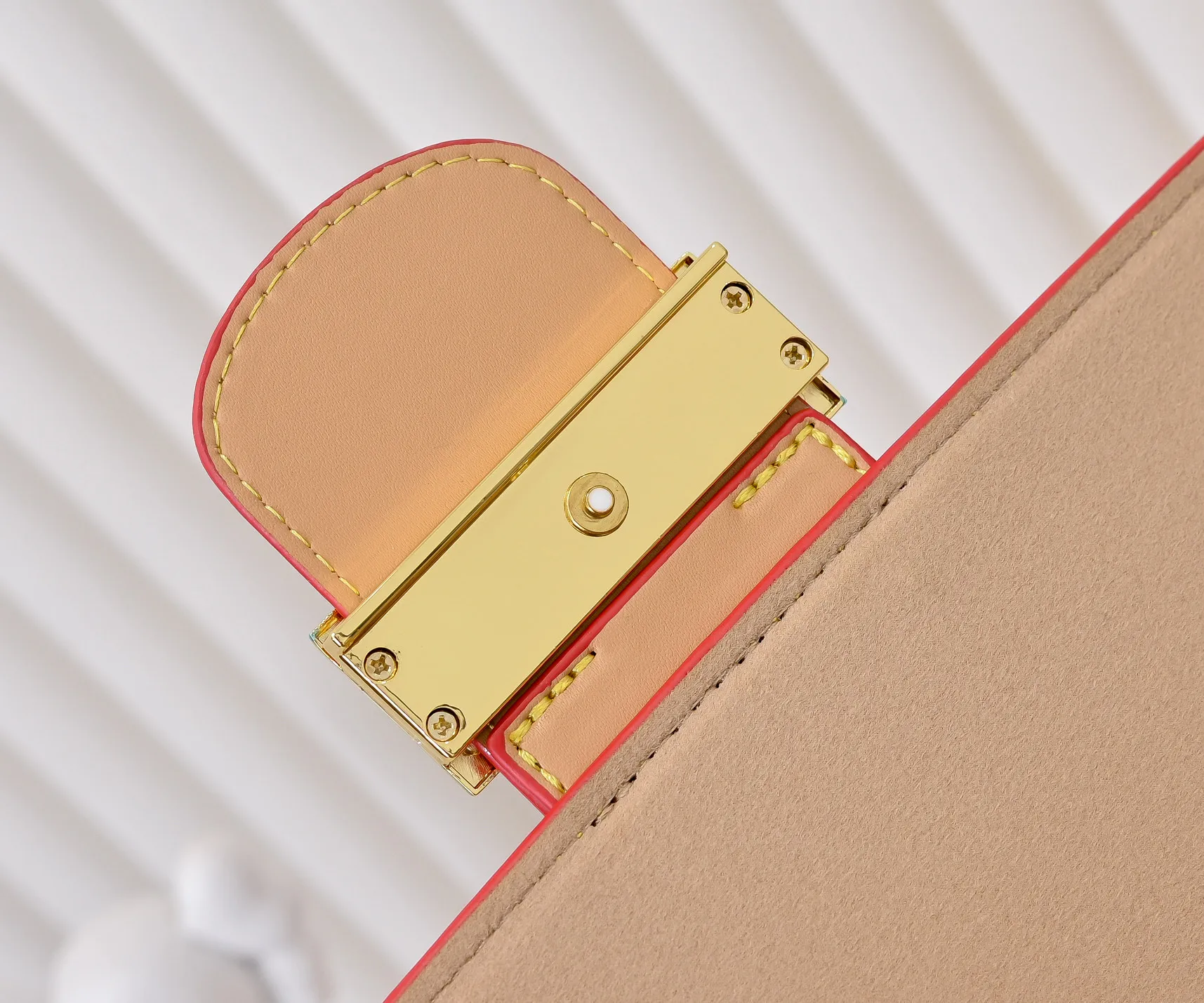 Batch 400💰Murakami Takahiro three-color Daphne upgraded version💥Louis Vuitton 22025 early spring messenger bag M43599/44391/44580 color matching latest version shipped Métis The compact shape of the handbag exudes an elegant atmosphere. Presbyopia and cowhide, made of soft Monogram canvas, compact in size and equipped with multiple practical pockets and compartments. Large size:25x19x9cm