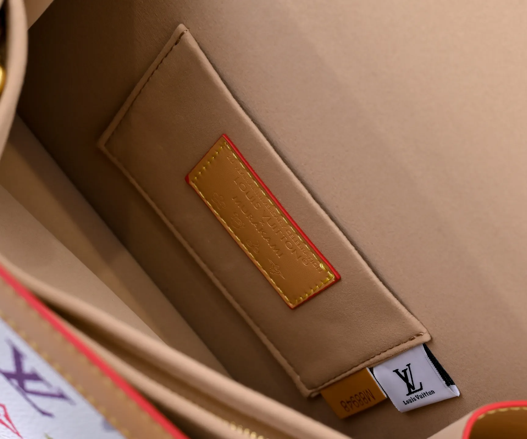 Batch 400💰Murakami Takahiro three-color Daphne upgraded version💥Louis Vuitton 22025 early spring messenger bag M43599/44391/44580 color matching latest version shipped Métis The compact shape of the handbag exudes an elegant atmosphere. Presbyopia and cowhide, made of soft Monogram canvas, compact in size and equipped with multiple practical pockets and compartments. Large size:25x19x9cm