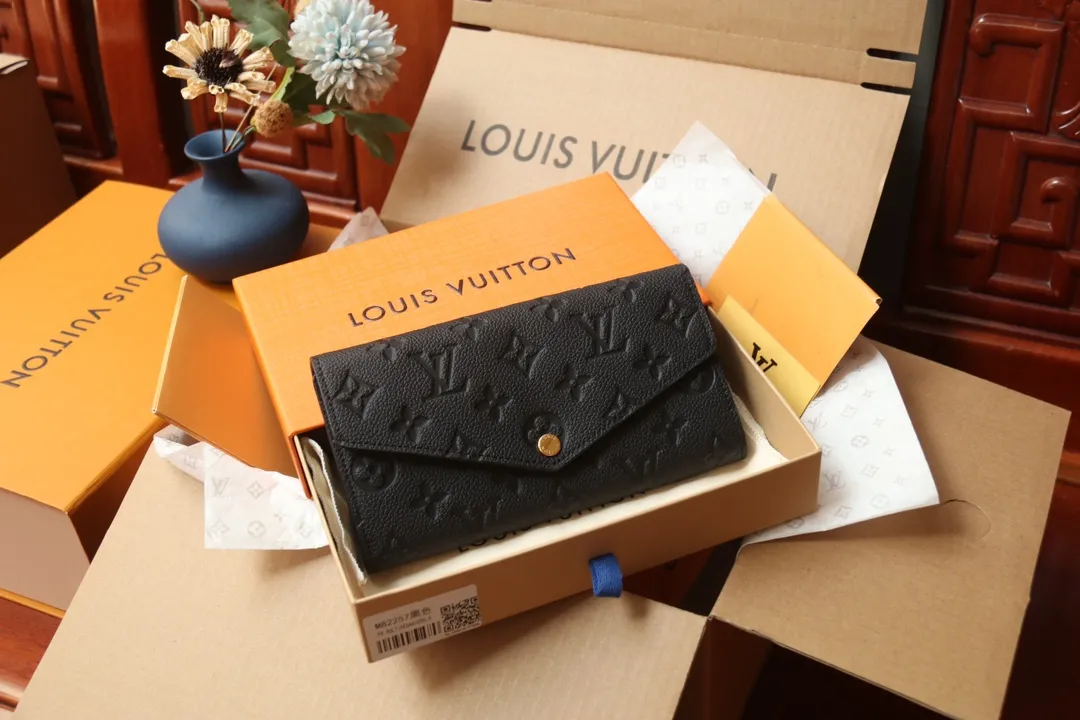 M82257 embossed P540 The embossed processing of Louis Vuitton's iconic Monogram pattern is very beautiful, and the "Portefeuille Sara" using Monogram Unplant leather is used. Opening the envelope-shaped flip cover reveals functional interior features such as multiple card slots and a zippered coin pocket. Size: 19 10.5 2