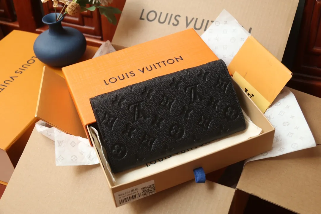 M82257 embossed P540 The embossed processing of Louis Vuitton's iconic Monogram pattern is very beautiful, and the "Portefeuille Sara" using Monogram Unplant leather is used. Opening the envelope-shaped flip cover reveals functional interior features such as multiple card slots and a zippered coin pocket. Size: 19 10.5 2