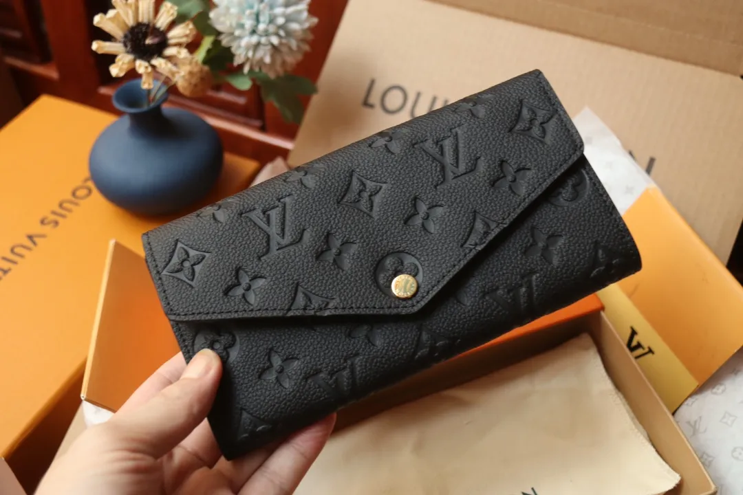 M82257 embossed P540 The embossed processing of Louis Vuitton's iconic Monogram pattern is very beautiful, and the "Portefeuille Sara" using Monogram Unplant leather is used. Opening the envelope-shaped flip cover reveals functional interior features such as multiple card slots and a zippered coin pocket. Size: 19 10.5 2