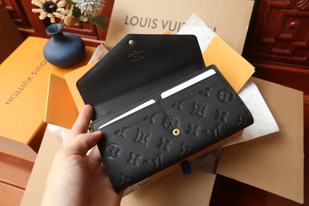 M82257 embossed P540 The embossed processing of Louis Vuitton's iconic Monogram pattern is very beautiful, and the "Portefeuille Sara" using Monogram Unplant leather is used. Opening the envelope-shaped flip cover reveals functional interior features such as multiple card slots and a zippered coin pocket. Size: 19 10.5 2