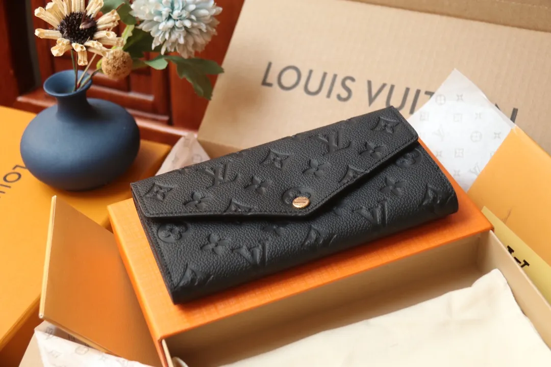 M82257 embossed P540 The embossed processing of Louis Vuitton's iconic Monogram pattern is very beautiful, and the "Portefeuille Sara" using Monogram Unplant leather is used. Opening the envelope-shaped flip cover reveals functional interior features such as multiple card slots and a zippered coin pocket. Size: 19 10.5 2