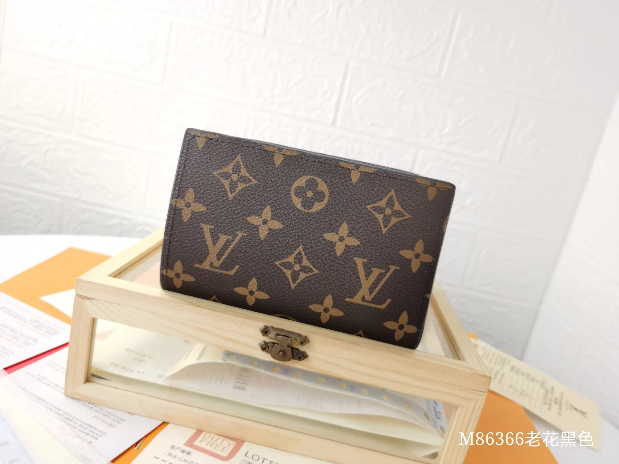P140💰Top original version💎【Real shot with home background】M86366 is a checkered wallet that combines various styles and is made of canvas. It can carry credit cards, banknotes and money with you. The eye-catching buckle is engraved with the Louis Vuitton signature, and the gorgeous gold-toned brass rivets add sophistication. Size: 13✖9cm