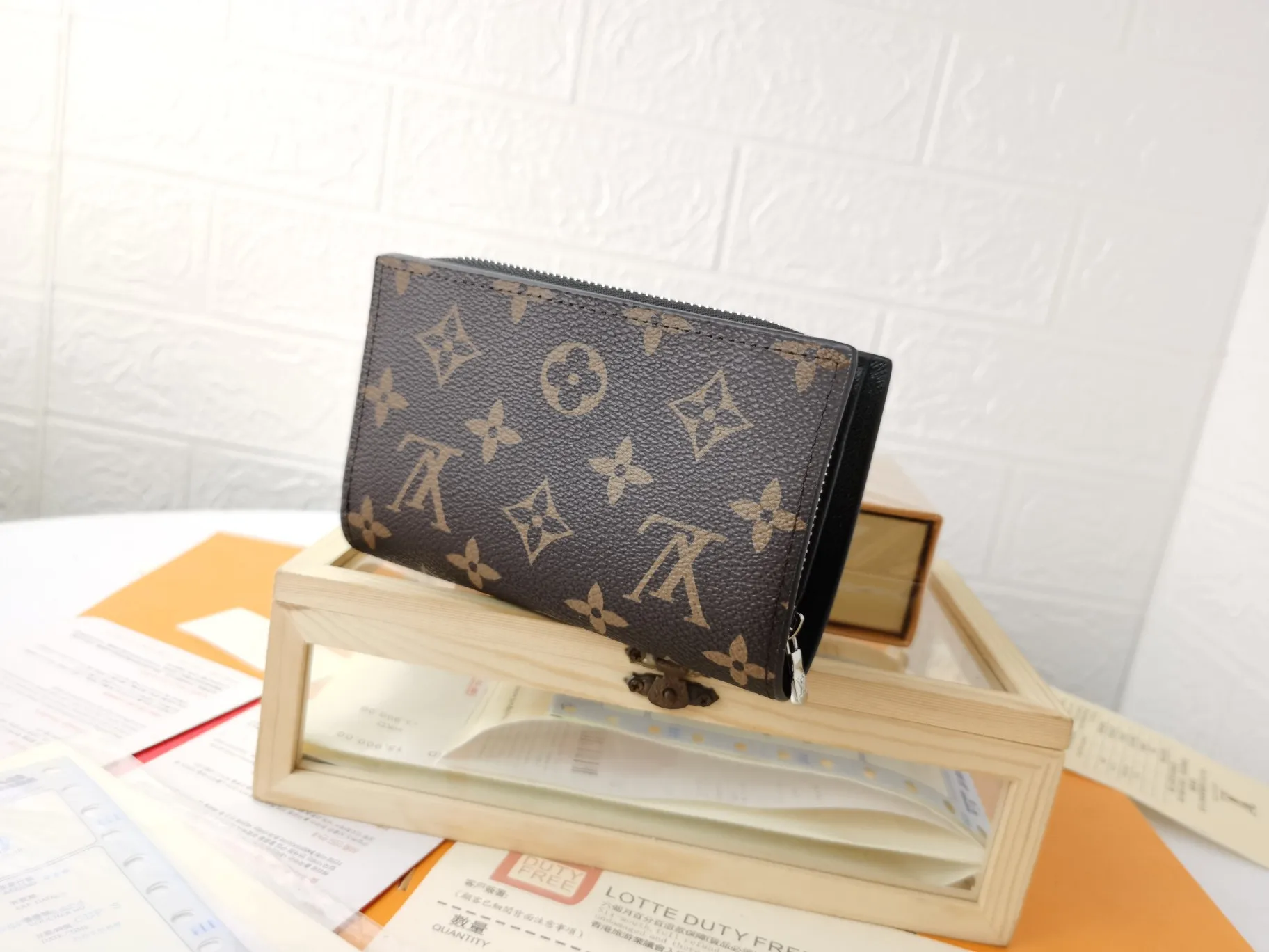 P140💰Top original version💎【Real shot with home background】M86366 is a checkered wallet that combines various styles and is made of canvas. It can carry credit cards, banknotes and money with you. The eye-catching buckle is engraved with the Louis Vuitton signature, and the gorgeous gold-toned brass rivets add sophistication. Size: 13✖9cm