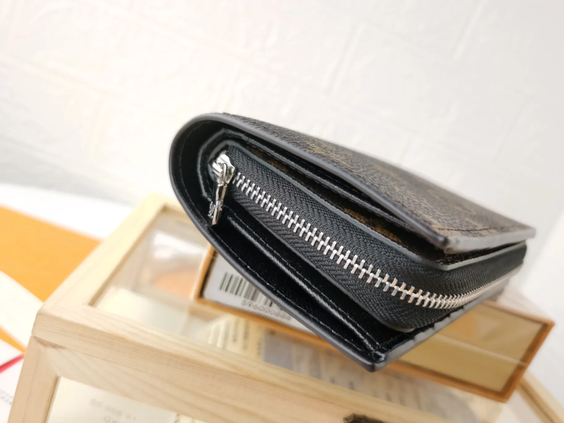 P140💰Top original version💎【Real shot with home background】M86366 is a checkered wallet that combines various styles and is made of canvas. It can carry credit cards, banknotes and money with you. The eye-catching buckle is engraved with the Louis Vuitton signature, and the gorgeous gold-toned brass rivets add sophistication. Size: 13✖9cm