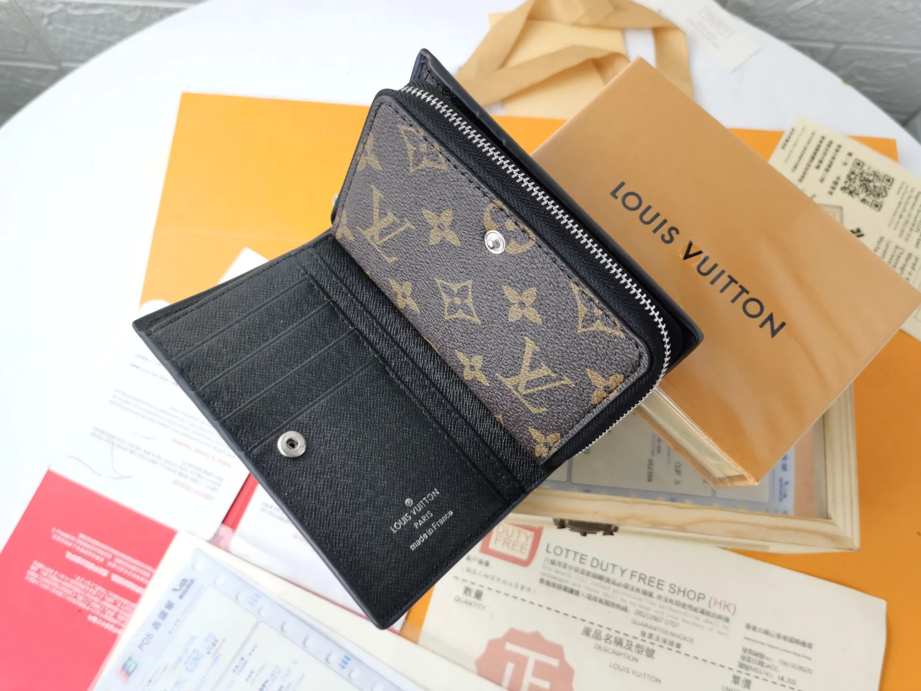 P140💰Top original version💎【Real shot with home background】M86366 is a checkered wallet that combines various styles and is made of canvas. It can carry credit cards, banknotes and money with you. The eye-catching buckle is engraved with the Louis Vuitton signature, and the gorgeous gold-toned brass rivets add sophistication. Size: 13✖9cm