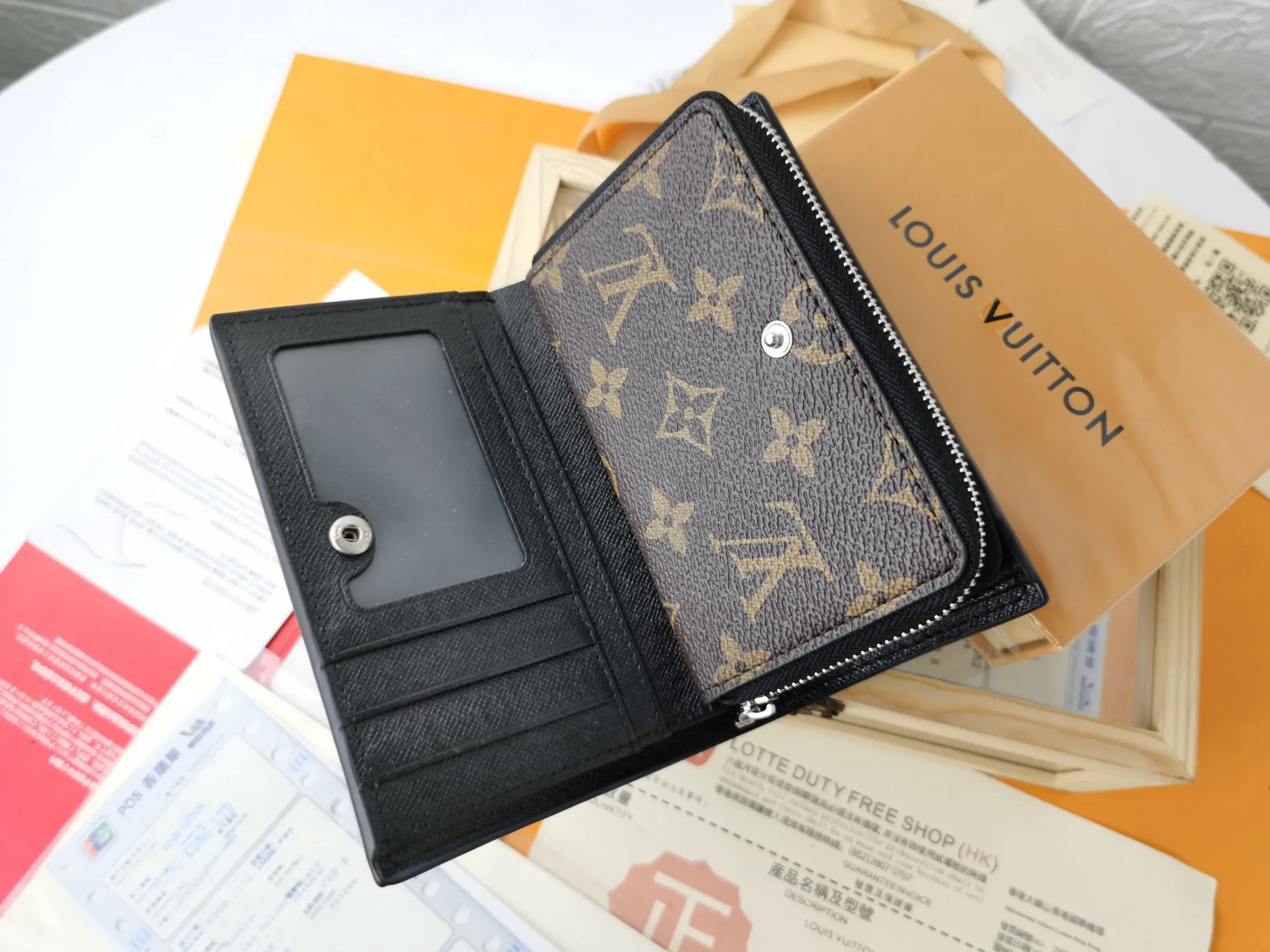 P140💰Top original version💎【Real shot with home background】M86366 is a checkered wallet that combines various styles and is made of canvas. It can carry credit cards, banknotes and money with you. The eye-catching buckle is engraved with the Louis Vuitton signature, and the gorgeous gold-toned brass rivets add sophistication. Size: 13✖9cm
