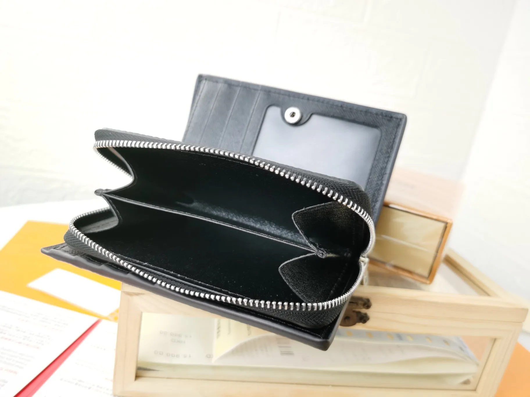 P140💰Top original version💎【Real shot with home background】M86366 is a checkered wallet that combines various styles and is made of canvas. It can carry credit cards, banknotes and money with you. The eye-catching buckle is engraved with the Louis Vuitton signature, and the gorgeous gold-toned brass rivets add sophistication. Size: 13✖9cm