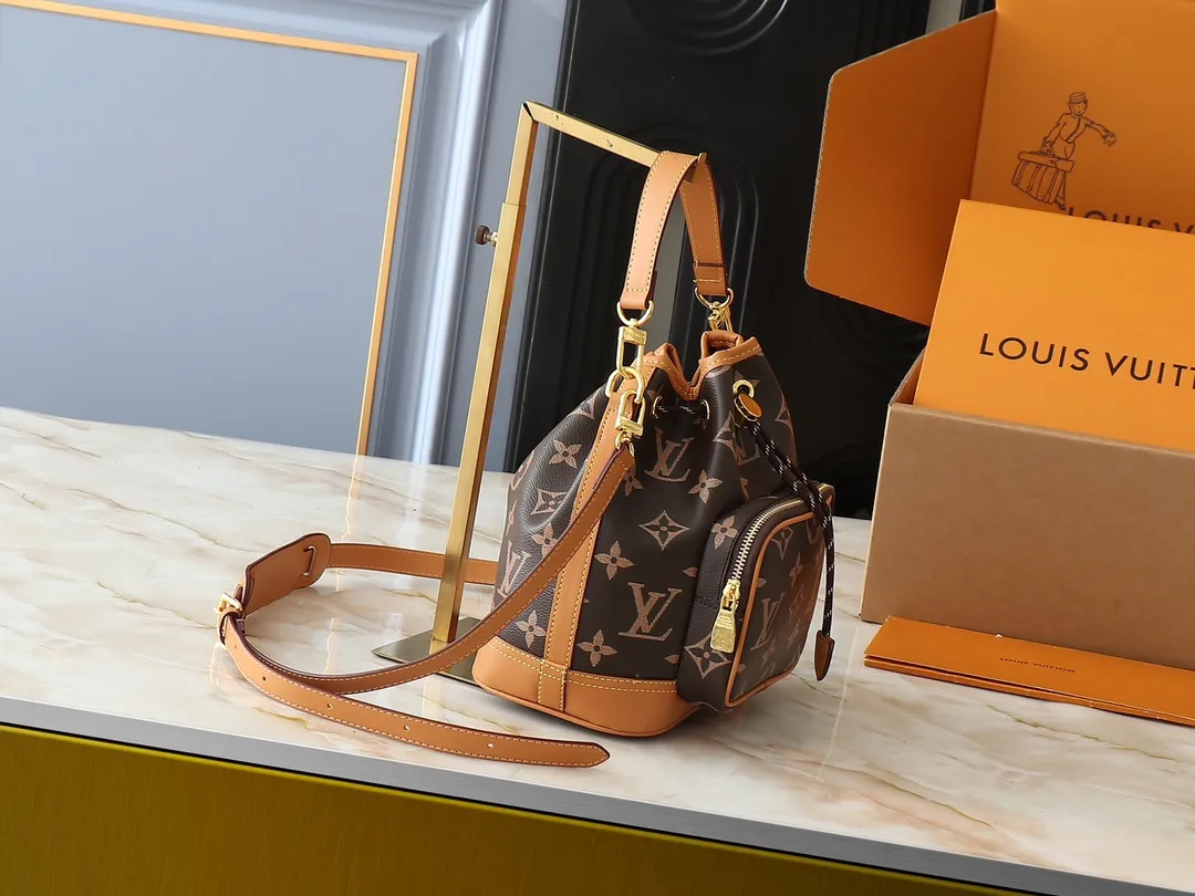 💰Large 130, small 240💰Upgraded original M14199 M14017 Noe Cargo is a compact bucket bag, made of glossy cow leather, showing a nylon-like technological luster, and the lining is made of deep-toned fabric. Metal parts, including the LV letters attached to a ball chain, are the only color-coordinated elements on this monochromatic bag. Roomy front pocket inside. ·Cow leather trim fabric lined with hardware Drawstring and metal closure main compartment LV pendant zipper pull Pearl rivets Louis Vuitton Paris patch ·Zip front pocket Shoulder strap: Removable, adjustable strap Half length: 40.0 cm Small size: 24✘22✘16cm Large size: 28✘22✘16cm (H✘L✘W)