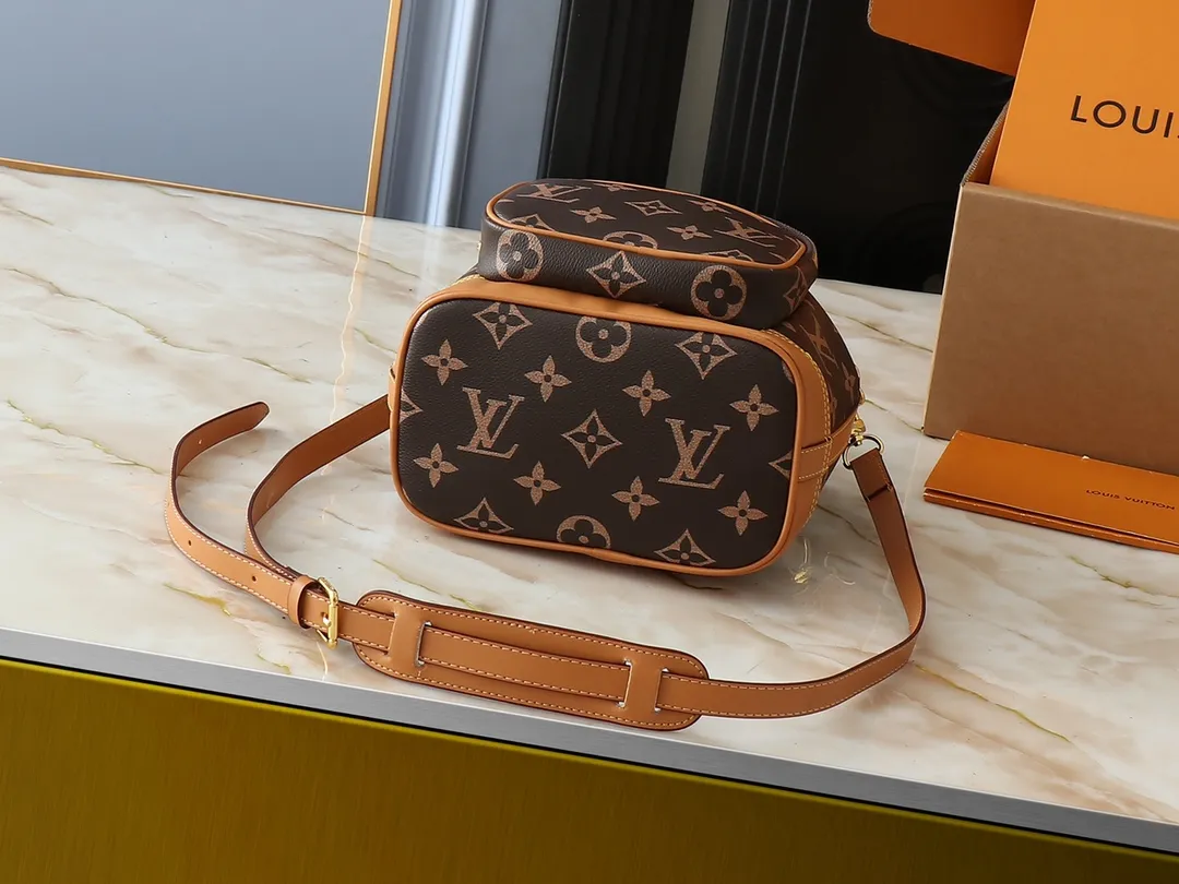 💰Large 130, small 240💰Upgraded original M14199 M14017 Noe Cargo is a compact bucket bag, made of glossy cow leather, showing a nylon-like technological luster, and the lining is made of deep-toned fabric. Metal parts, including the LV letters attached to a ball chain, are the only color-coordinated elements on this monochromatic bag. Roomy front pocket inside. ·Cow leather trim fabric lined with hardware Drawstring and metal closure main compartment LV pendant zipper pull Pearl rivets Louis Vuitton Paris patch ·Zip front pocket Shoulder strap: Removable, adjustable strap Half length: 40.0 cm Small size: 24✘22✘16cm Large size: 28✘22✘16cm (H✘L✘W)