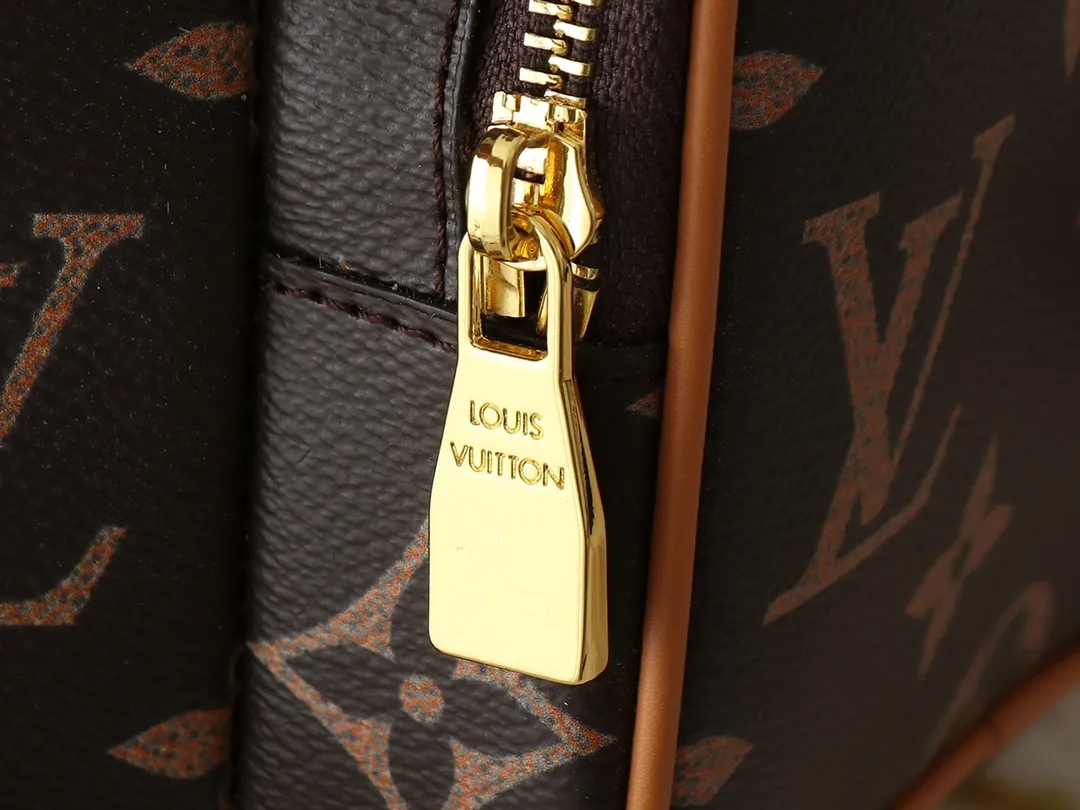 💰Large 130, small 240💰Upgraded original M14199 M14017 Noe Cargo is a compact bucket bag, made of glossy cow leather, showing a nylon-like technological luster, and the lining is made of deep-toned fabric. Metal parts, including the LV letters attached to a ball chain, are the only color-coordinated elements on this monochromatic bag. Roomy front pocket inside. ·Cow leather trim fabric lined with hardware Drawstring and metal closure main compartment LV pendant zipper pull Pearl rivets Louis Vuitton Paris patch ·Zip front pocket Shoulder strap: Removable, adjustable strap Half length: 40.0 cm Small size: 24✘22✘16cm Large size: 28✘22✘16cm (H✘L✘W)