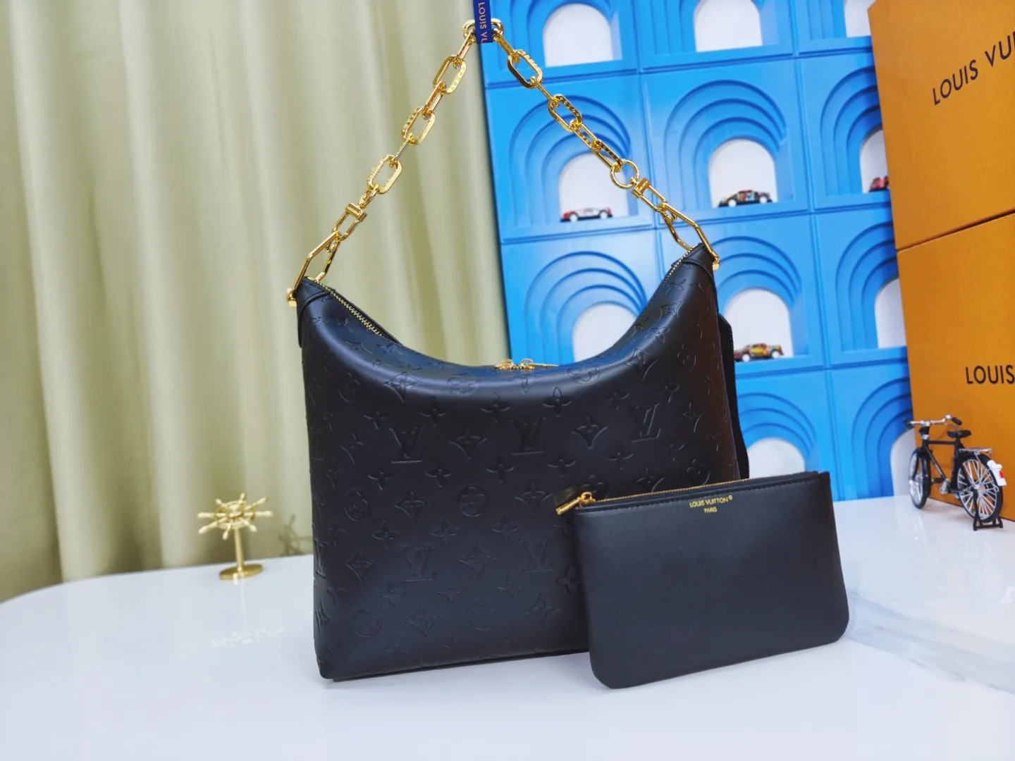 P260💰M12068 black M12072 brown M12071 apricot Louis Vuitton Lv Carryall new commuter bag is beautiful and practical. It can be worn as a crossbody or on one shoulder. The open zipper is very convenient for taking in and out of tablet computers. The design is smaller than Neverfull and has a linked shoulder strap. It is more playful than Graceful and has a complete upper body. It is the Lv family’s commuter bag with good looks.
