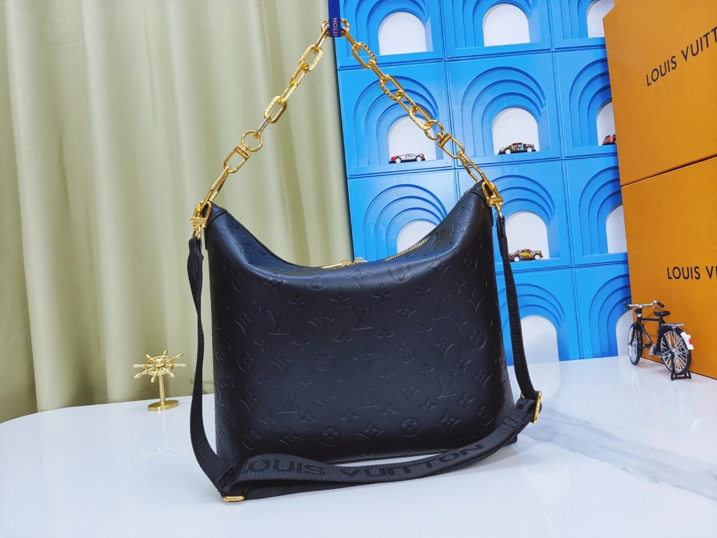 P260💰M12068 black M12072 brown M12071 apricot Louis Vuitton Lv Carryall new commuter bag is beautiful and practical. It can be worn as a crossbody or on one shoulder. The open zipper is very convenient for taking in and out of tablet computers. The design is smaller than Neverfull and has a linked shoulder strap. It is more playful than Graceful and has a complete upper body. It is the Lv family’s commuter bag with good looks.
