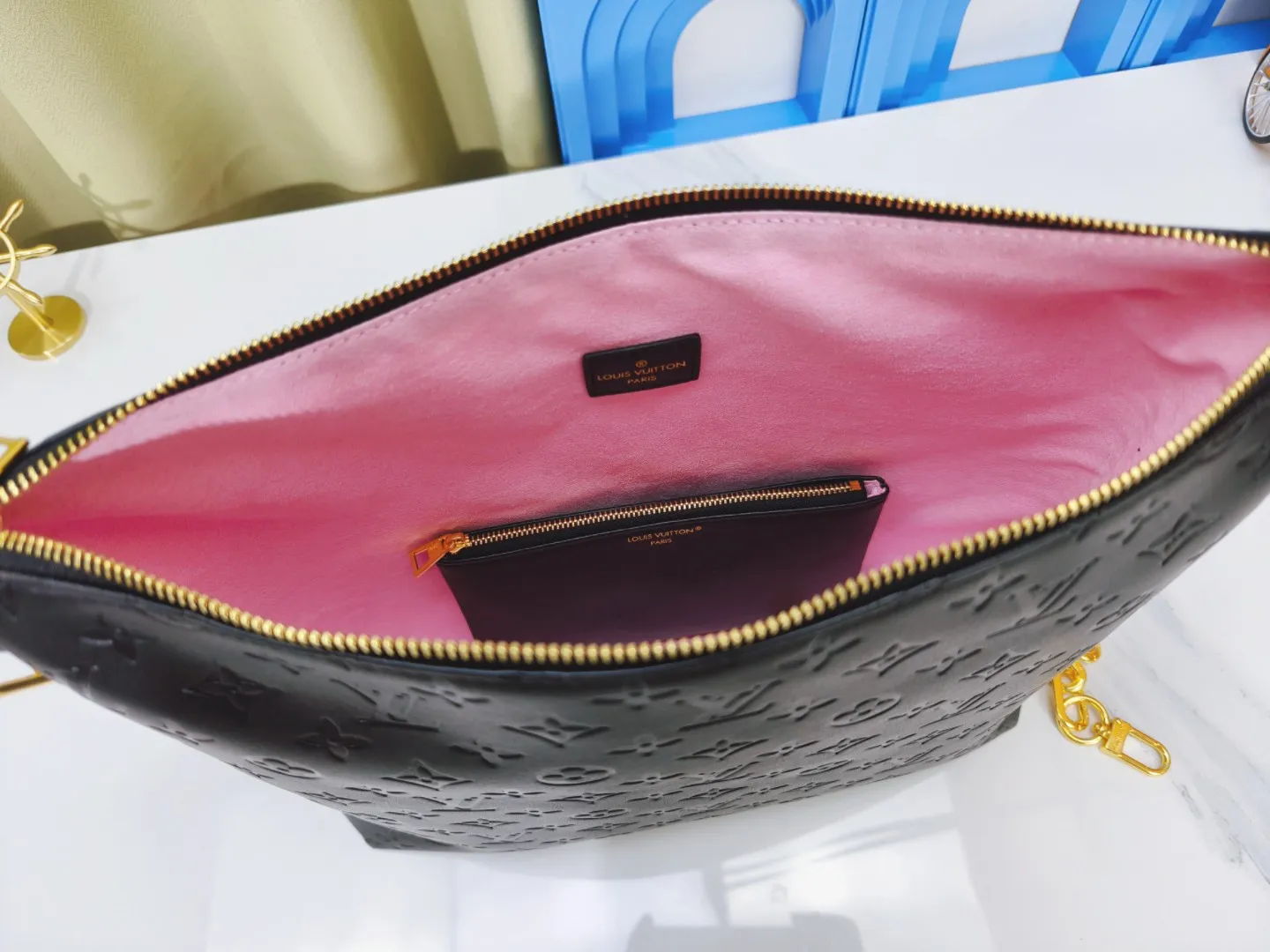 P260💰M12068 black M12072 brown M12071 apricot Louis Vuitton Lv Carryall new commuter bag is beautiful and practical. It can be worn as a crossbody or on one shoulder. The open zipper is very convenient for taking in and out of tablet computers. The design is smaller than Neverfull and has a linked shoulder strap. It is more playful than Graceful and has a complete upper body. It is the Lv family’s commuter bag with good looks.