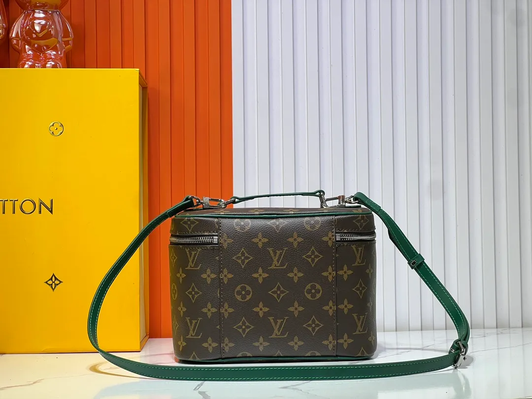 Batch 300💰Upgraded original version ✨M42265 This model is inspired by the iconic Nice cosmetic bag. This elegant toiletry bag is a personalized choice for carrying basic beauty products. A hidden zip pocket on the inside of the flap can store especially valuable personal items. - Top woven handle - Monogram coated canvas fabric - Louis Vuitton special coated canvas washable lining - Natural cowhide leather trim - Gold metal hardware - Double-layer zipper closure - Large capacity inside the bag - Zippered pocket on the inside of the flap - Several patch pockets inside - size 24×14×17.