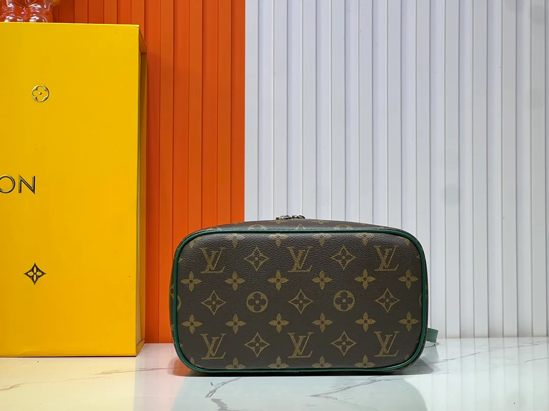 Batch 300💰Upgraded original version ✨M42265 This model is inspired by the iconic Nice cosmetic bag. This elegant toiletry bag is a personalized choice for carrying basic beauty products. A hidden zip pocket on the inside of the flap can store especially valuable personal items. - Top woven handle - Monogram coated canvas fabric - Louis Vuitton special coated canvas washable lining - Natural cowhide leather trim - Gold metal hardware - Double-layer zipper closure - Large capacity inside the bag - Zippered pocket on the inside of the flap - Several patch pockets inside - size 24×14×17.