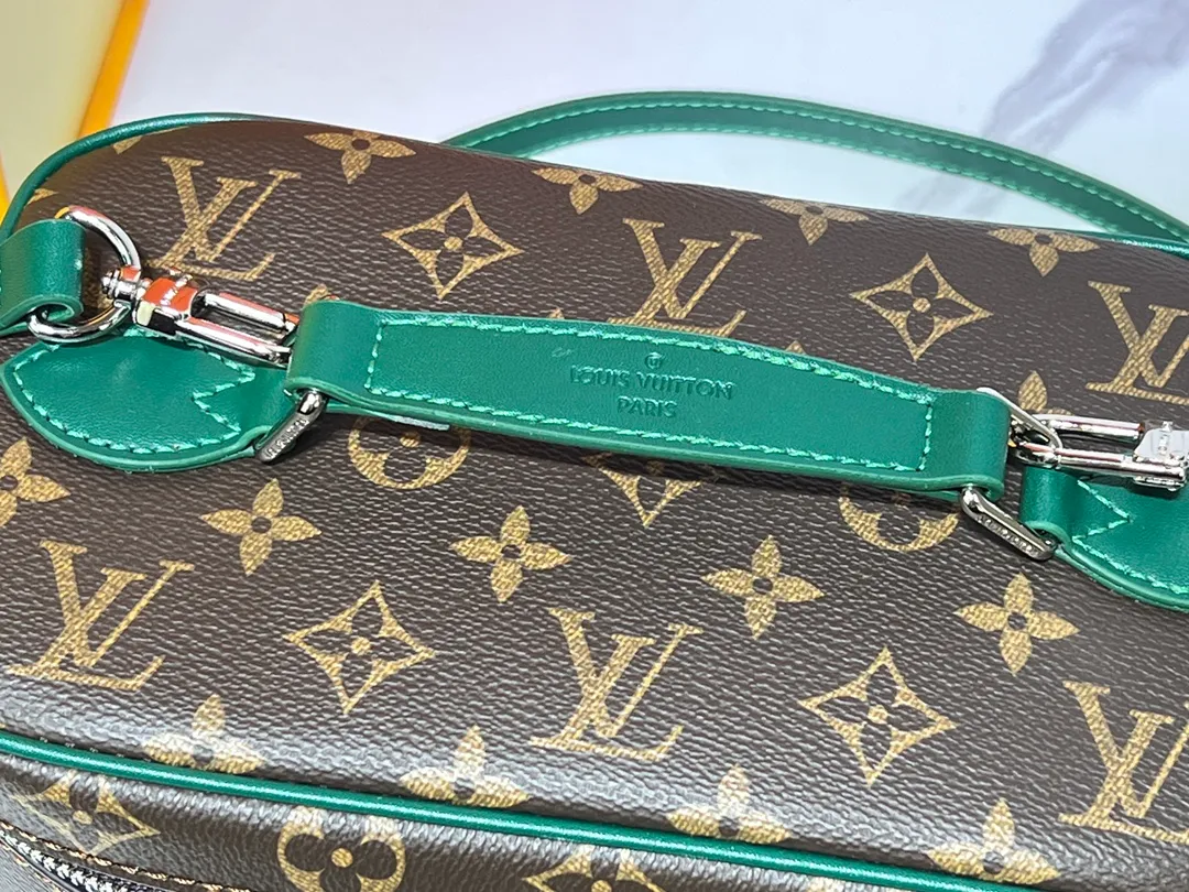 Batch 300💰Upgraded original version ✨M42265 This model is inspired by the iconic Nice cosmetic bag. This elegant toiletry bag is a personalized choice for carrying basic beauty products. A hidden zip pocket on the inside of the flap can store especially valuable personal items. - Top woven handle - Monogram coated canvas fabric - Louis Vuitton special coated canvas washable lining - Natural cowhide leather trim - Gold metal hardware - Double-layer zipper closure - Large capacity inside the bag - Zippered pocket on the inside of the flap - Several patch pockets inside - size 24×14×17.