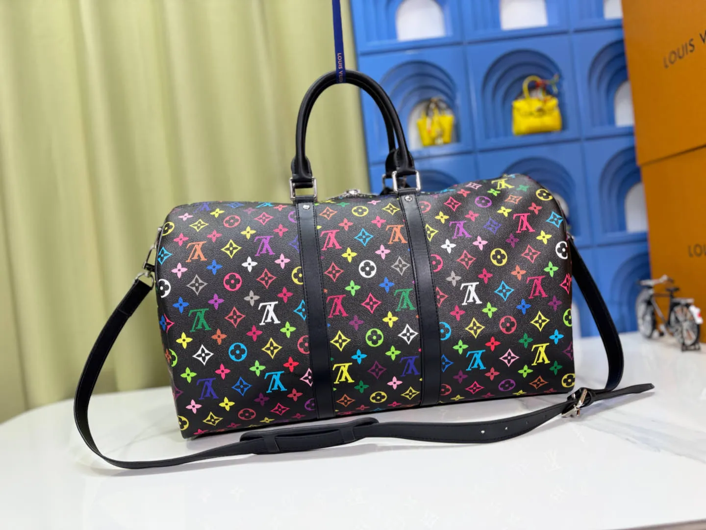 P380 new arrival M13745 black color transcoding chip 33 color series LV2025 spring and summer and Takashi Murakami joint model Fashion is a cycle to celebrate the 20th anniversary of the joint name Size: 50.0X29.0X23.0cm