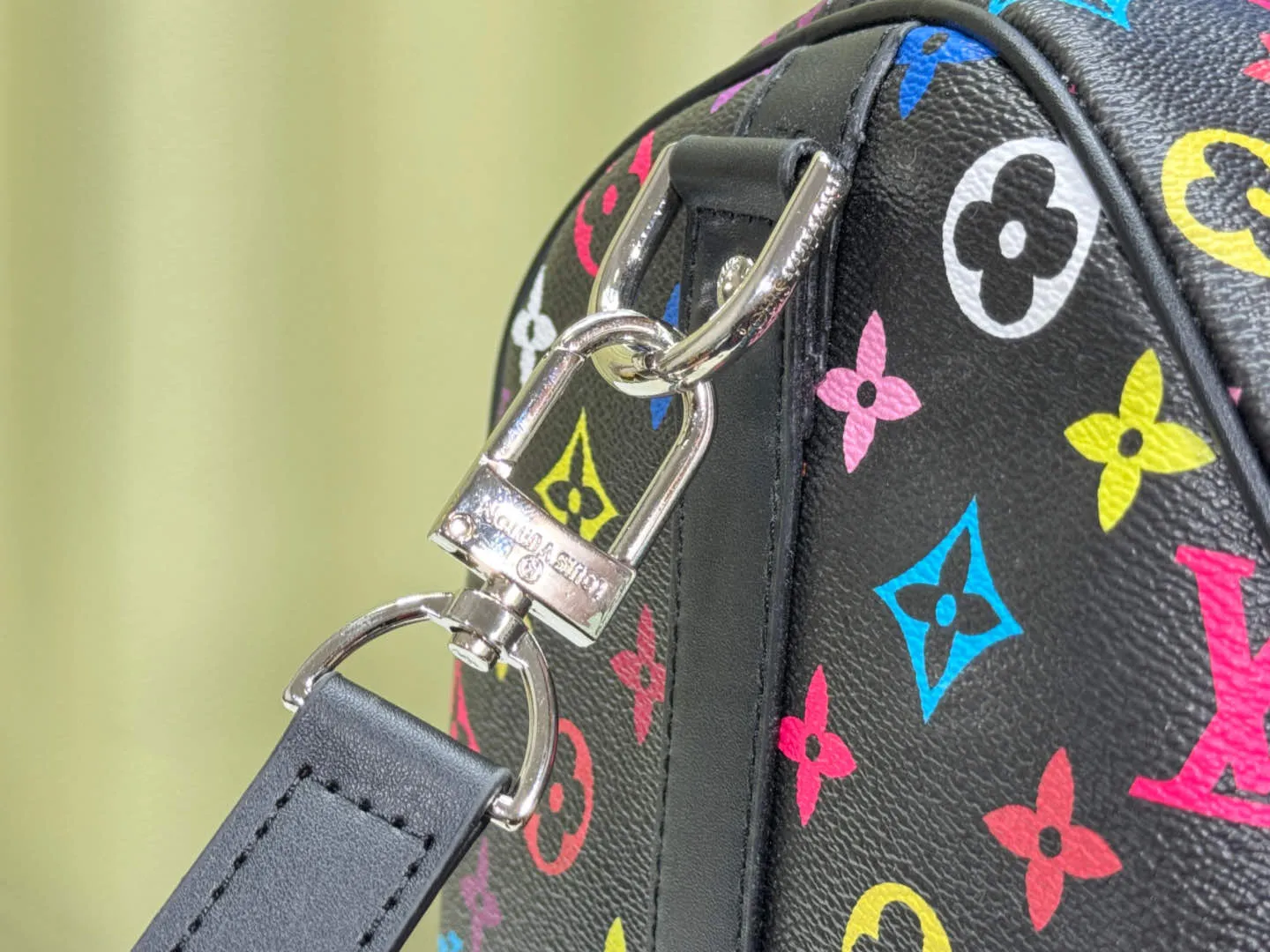 P380 new arrival M13745 black color transcoding chip 33 color series LV2025 spring and summer and Takashi Murakami joint model Fashion is a cycle to celebrate the 20th anniversary of the joint name Size: 50.0X29.0X23.0cm
