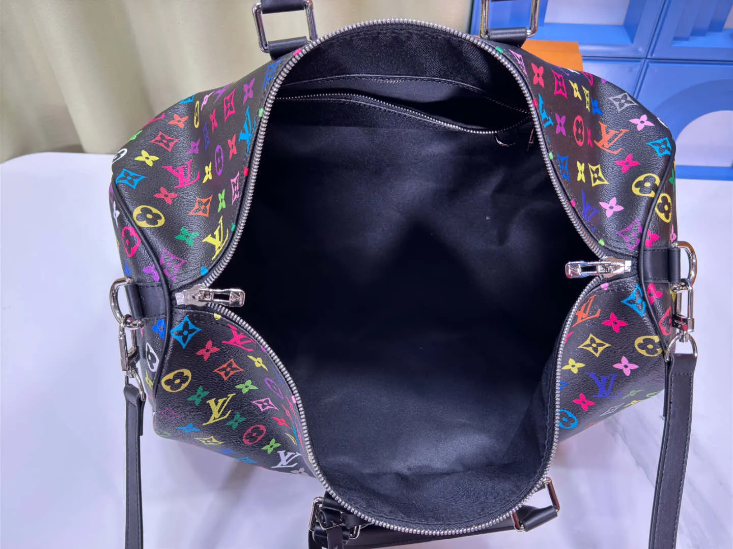 P380 new arrival M13745 black color transcoding chip 33 color series LV2025 spring and summer and Takashi Murakami joint model Fashion is a cycle to celebrate the 20th anniversary of the joint name Size: 50.0X29.0X23.0cm