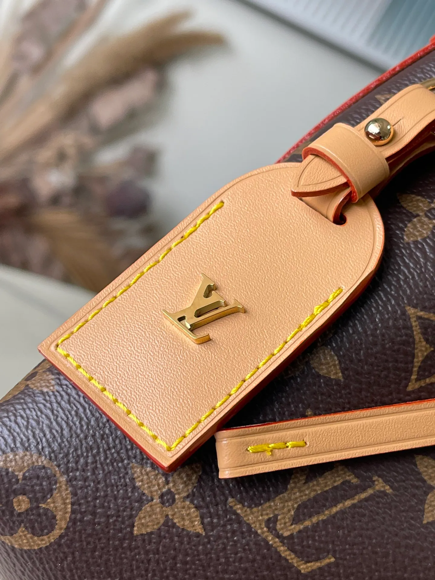 💰760 Top Original Order M13014 This CarryAllBB handbag is made of Monogram canvas and decorated with Monogram flowers on the dazzling chain, lighting up day and night occasions with a trendy look. A leather name tag complements the lace-up closure, and an interior zippered pocket provides easy access to credit cards. Dimensions: 26 × 17 × 10 cm