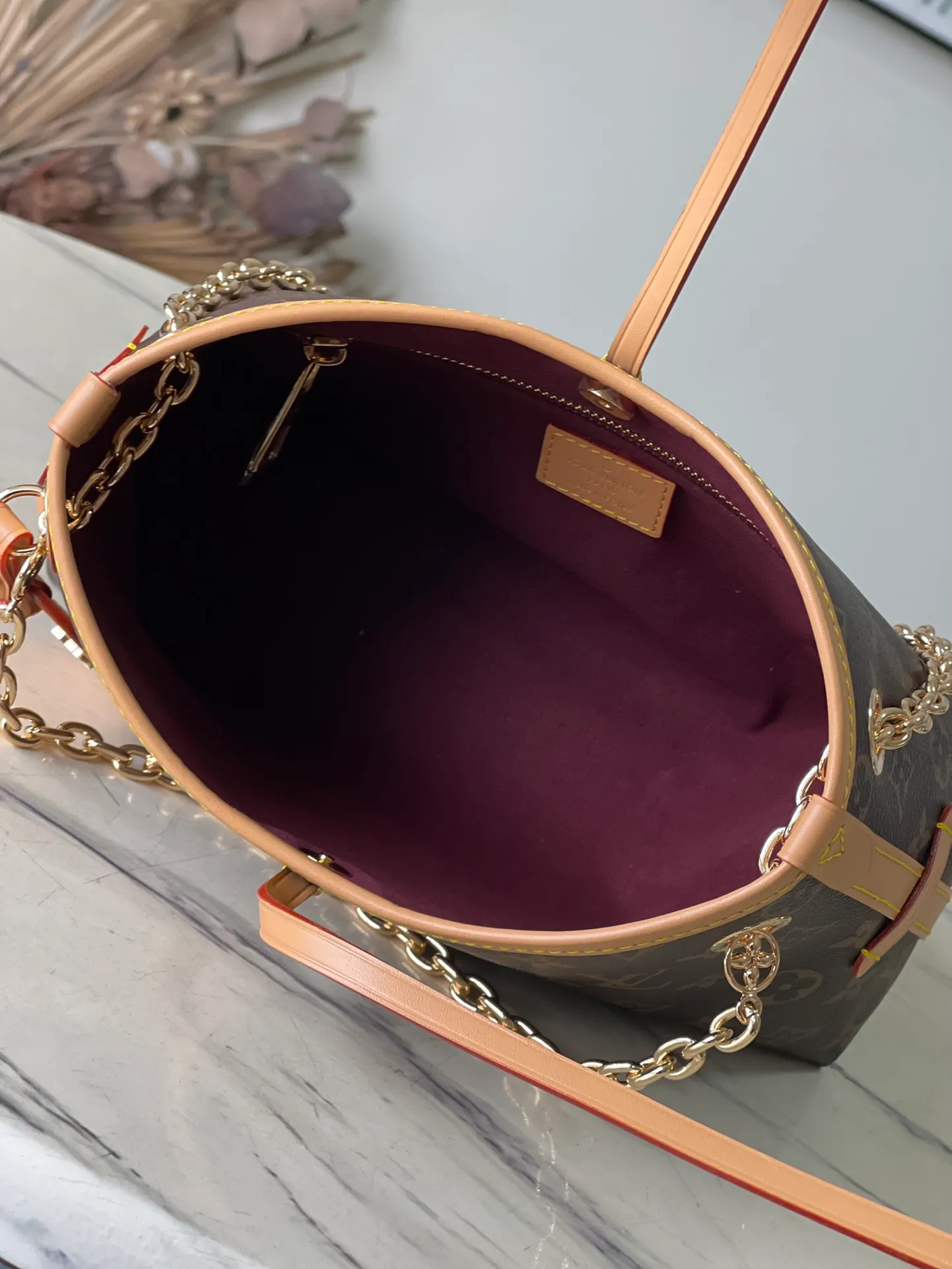 💰760 Top Original Order M13014 This CarryAllBB handbag is made of Monogram canvas and decorated with Monogram flowers on the dazzling chain, lighting up day and night occasions with a trendy look. A leather name tag complements the lace-up closure, and an interior zippered pocket provides easy access to credit cards. Dimensions: 26 × 17 × 10 cm